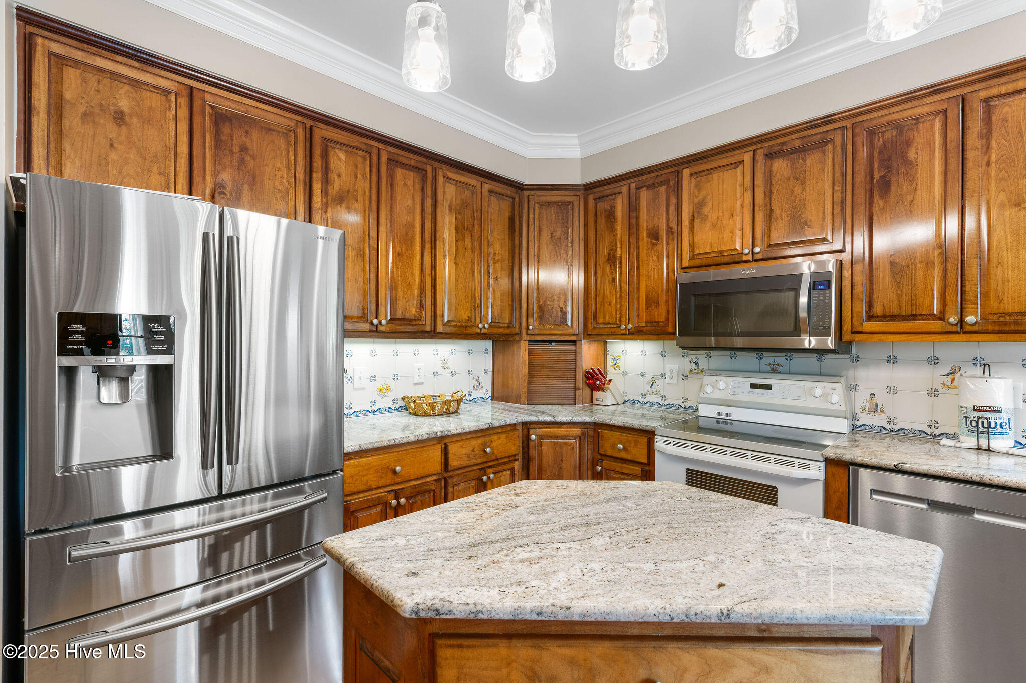 100556700 | Photo 38