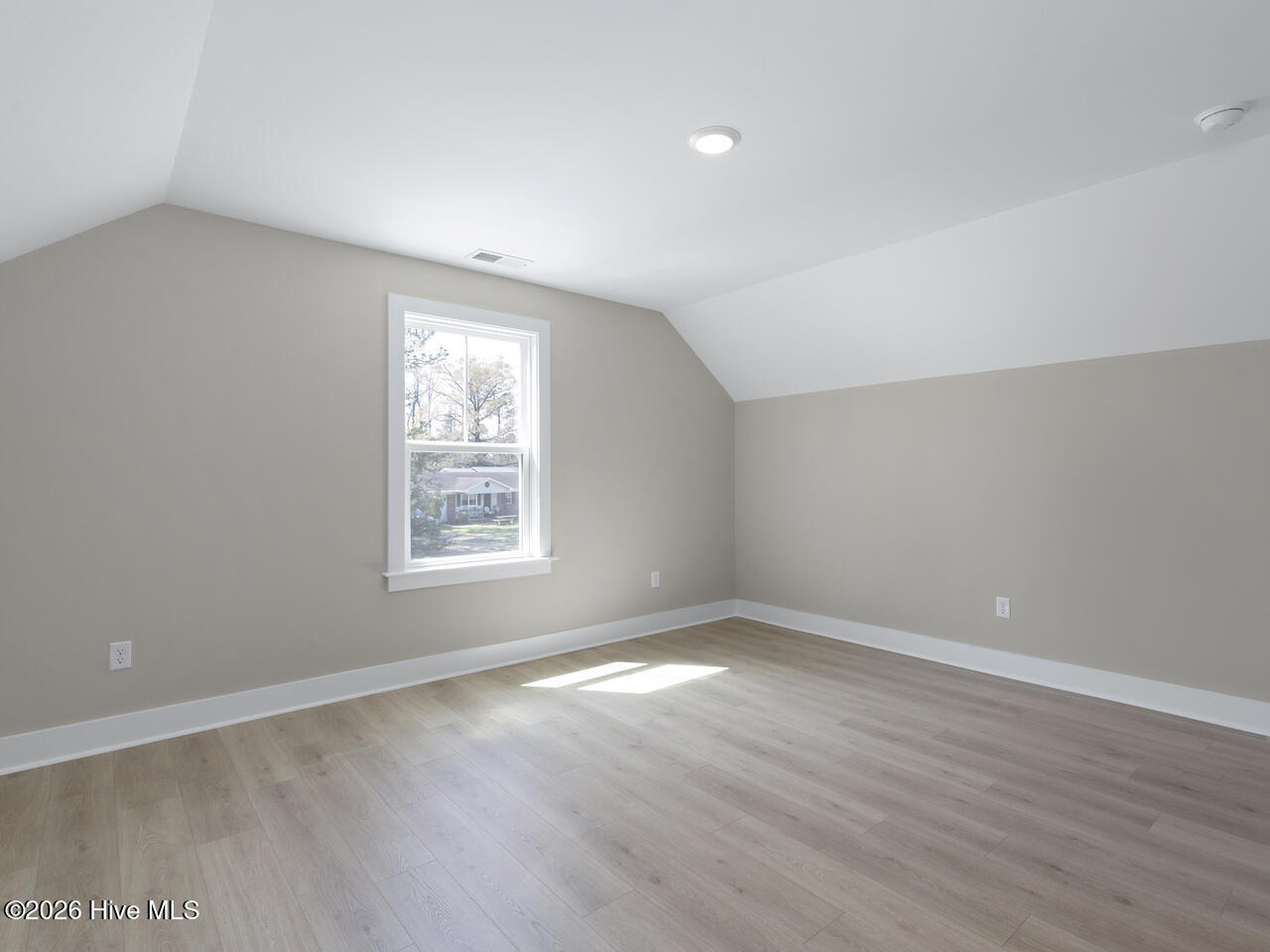 100565274 | Photo 29