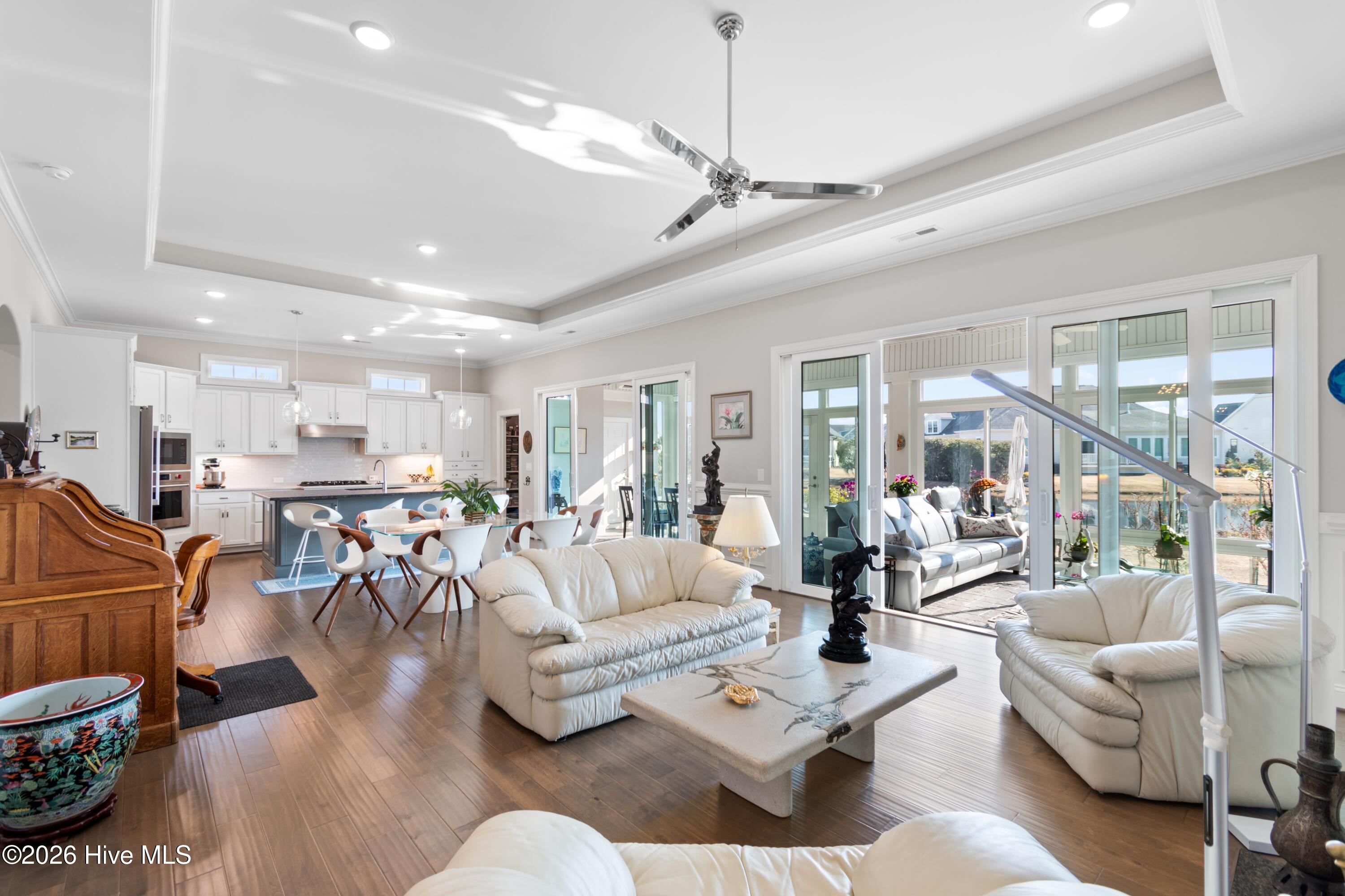 100560288 | Photo 10