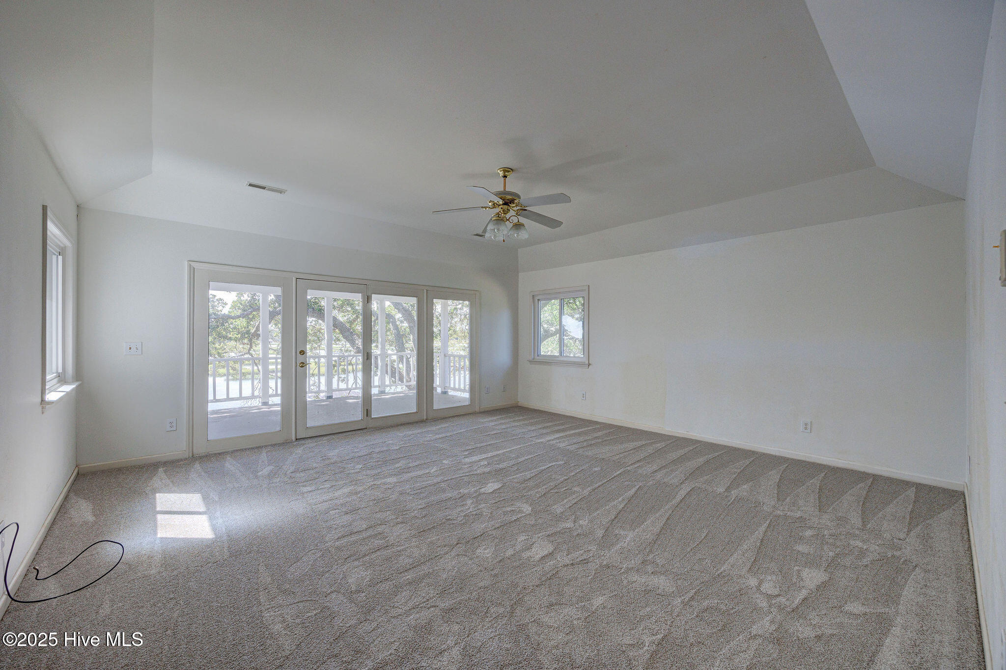 100523960 | Photo 24