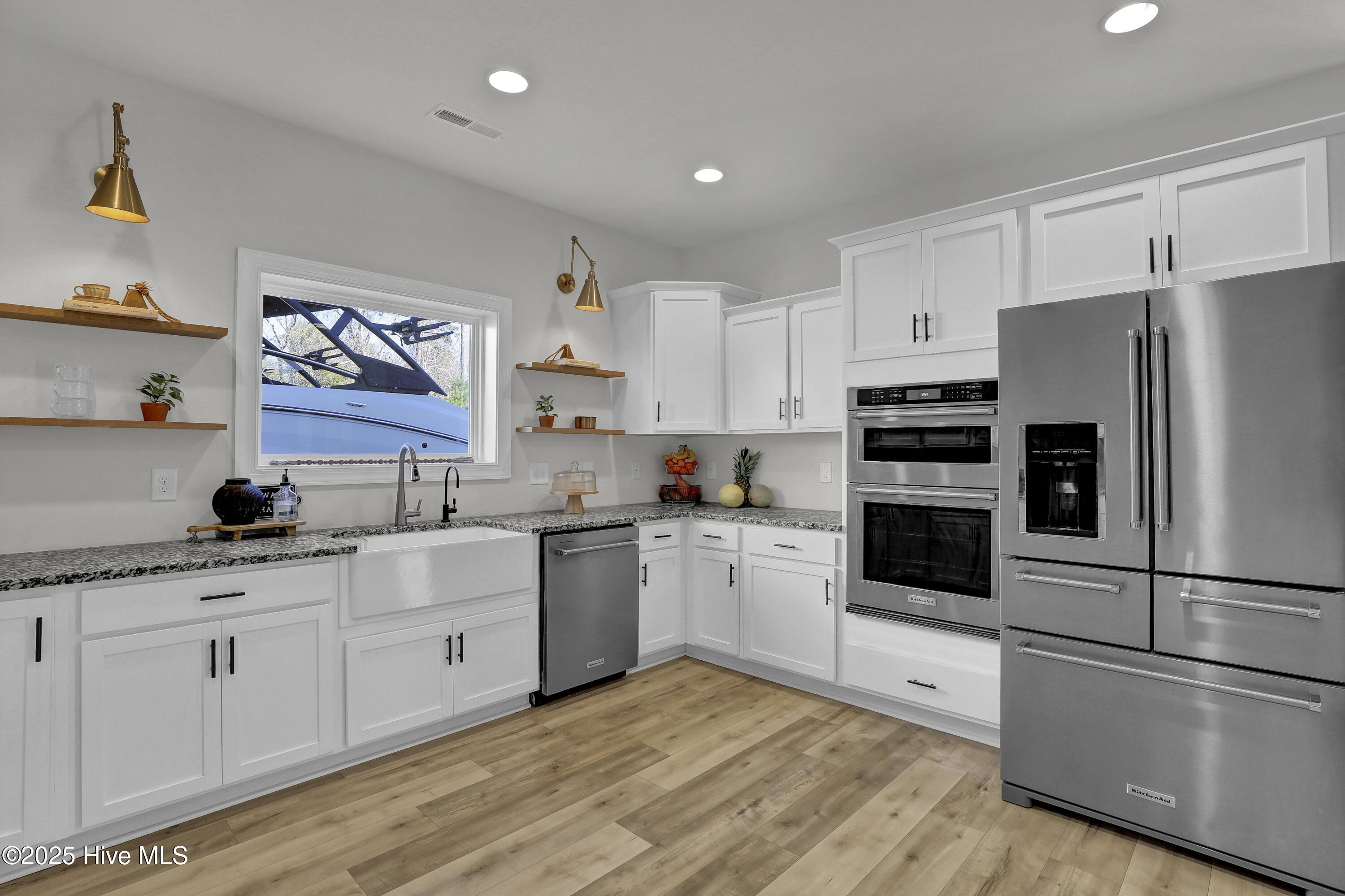 100546103 | Photo 11