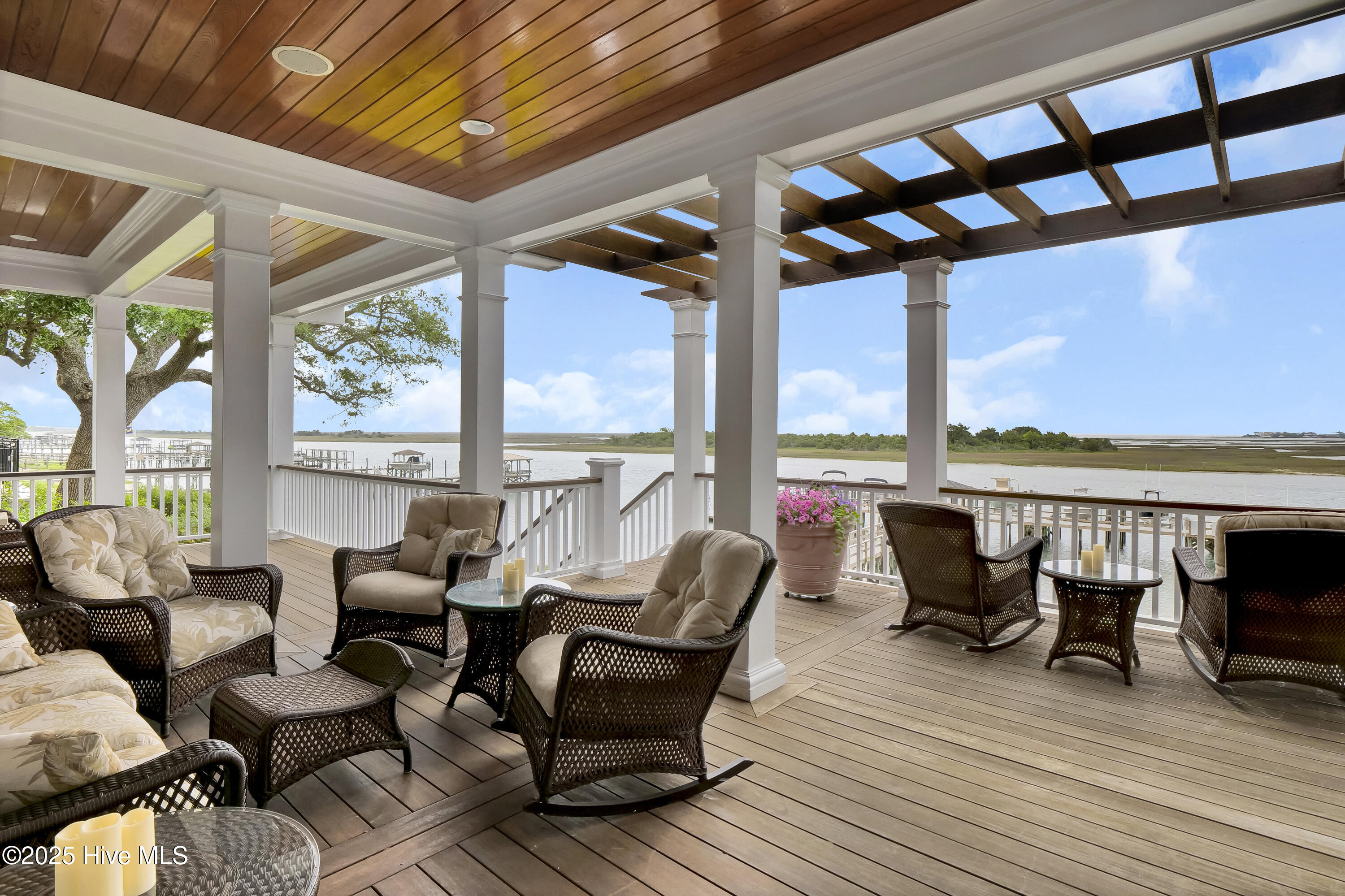 100504113 | Photo 25