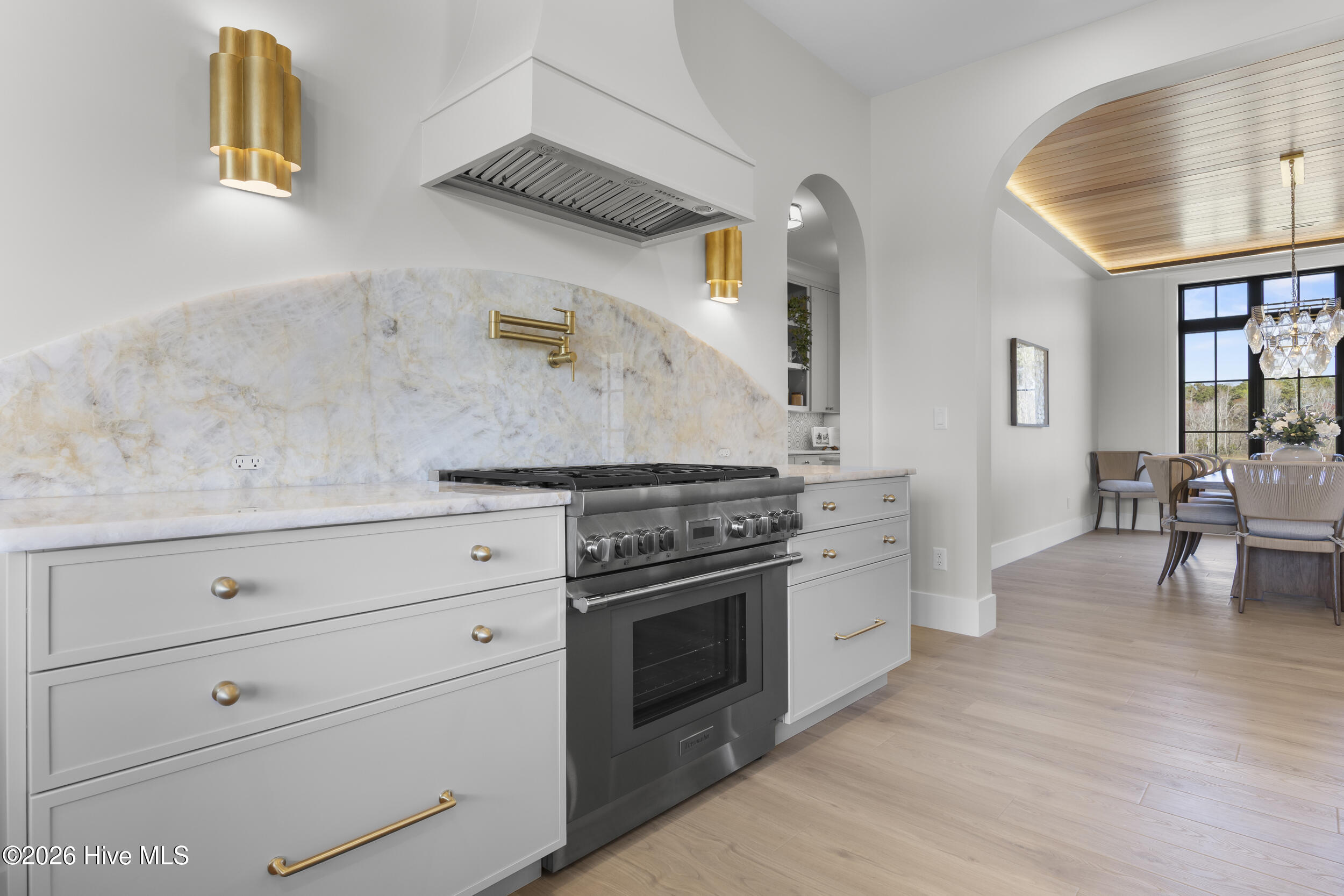 100561987 | Photo 32