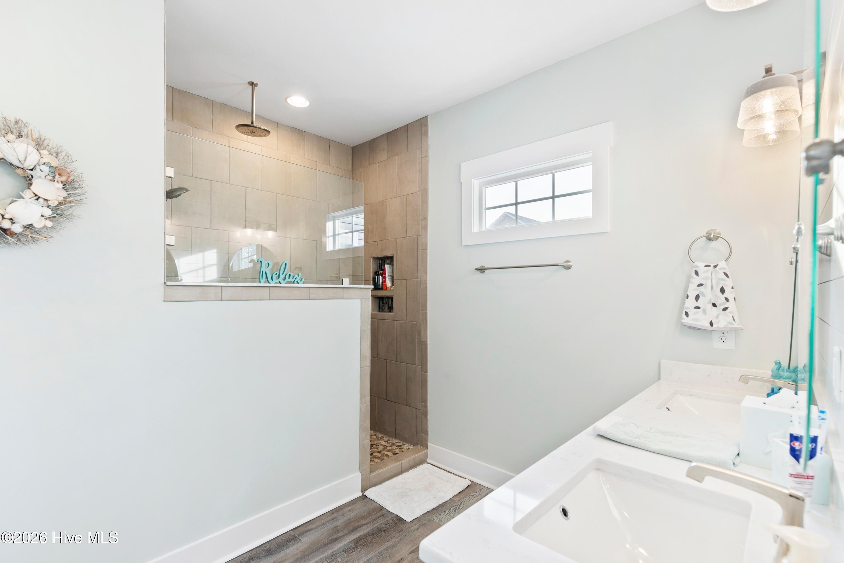 100548444 | Photo 48