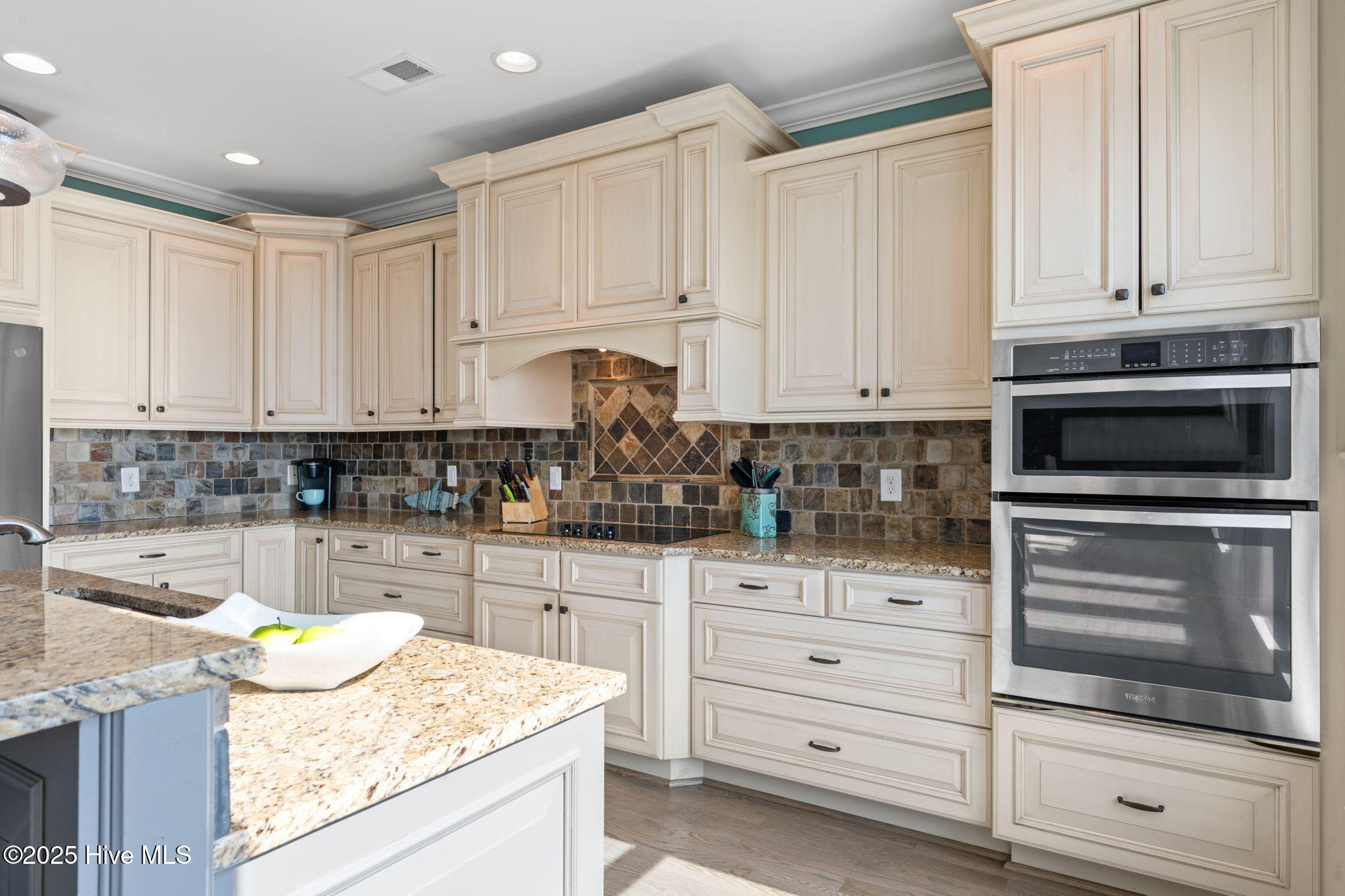 100542576 | Photo 22