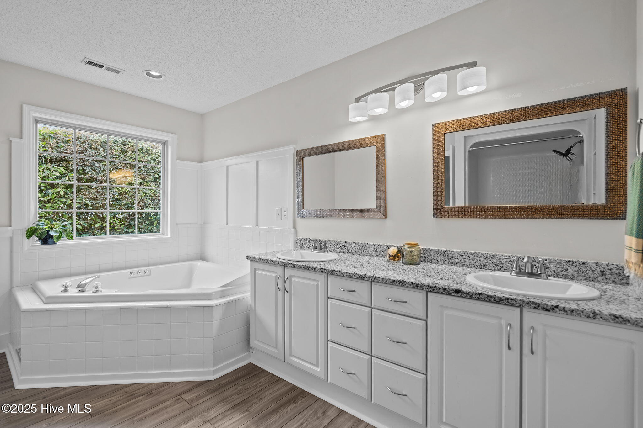 100547152 | Photo 22