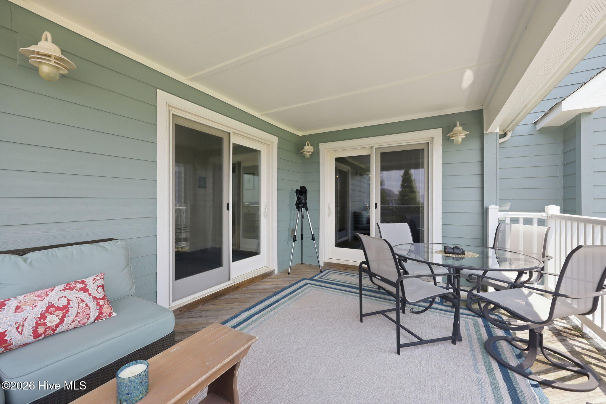 Doors to main room and primary suite