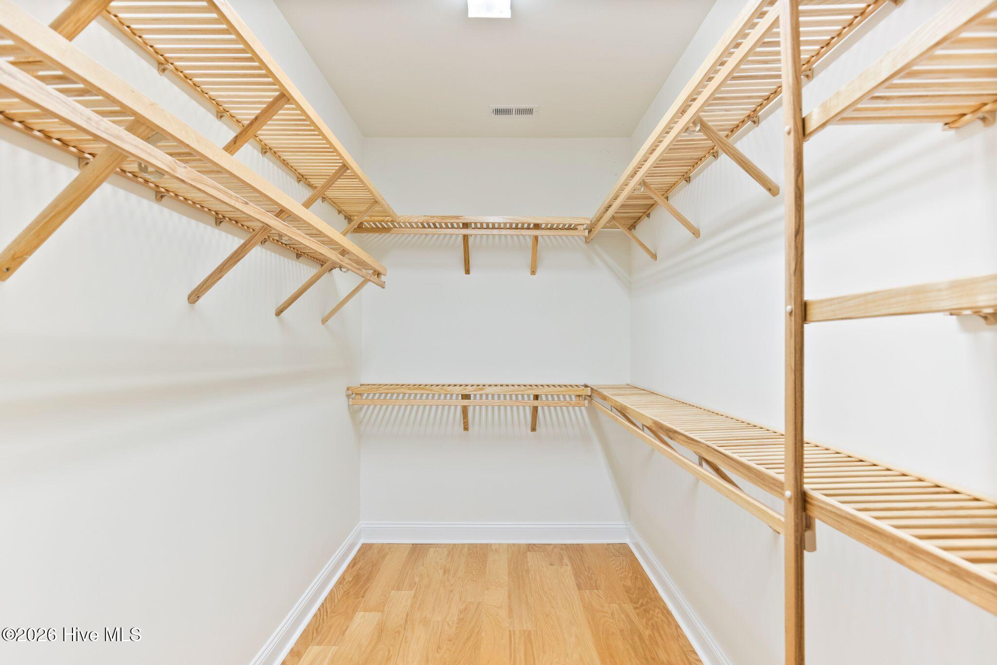 100559645 | Photo 18