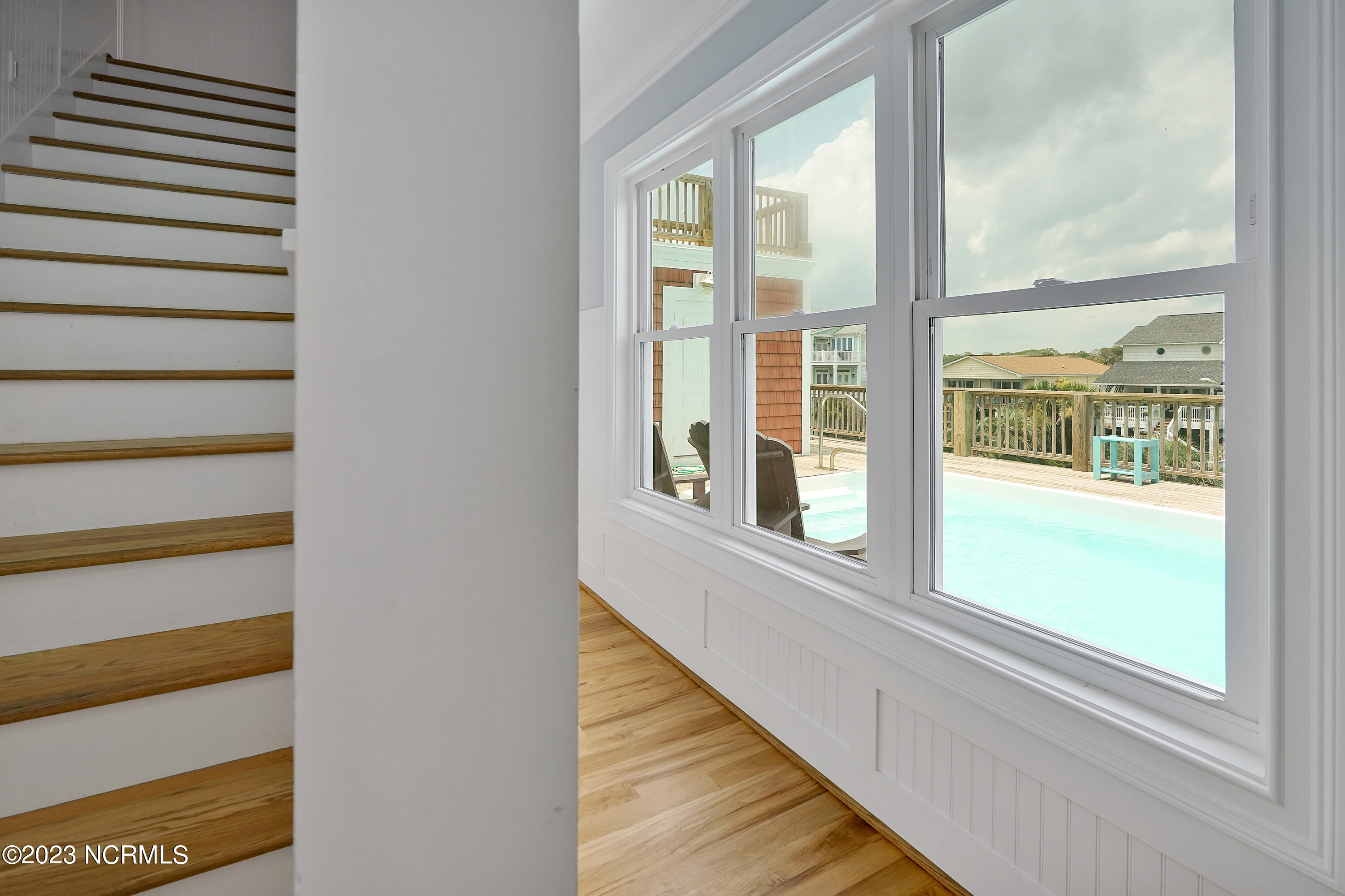 100558730 | Photo 33