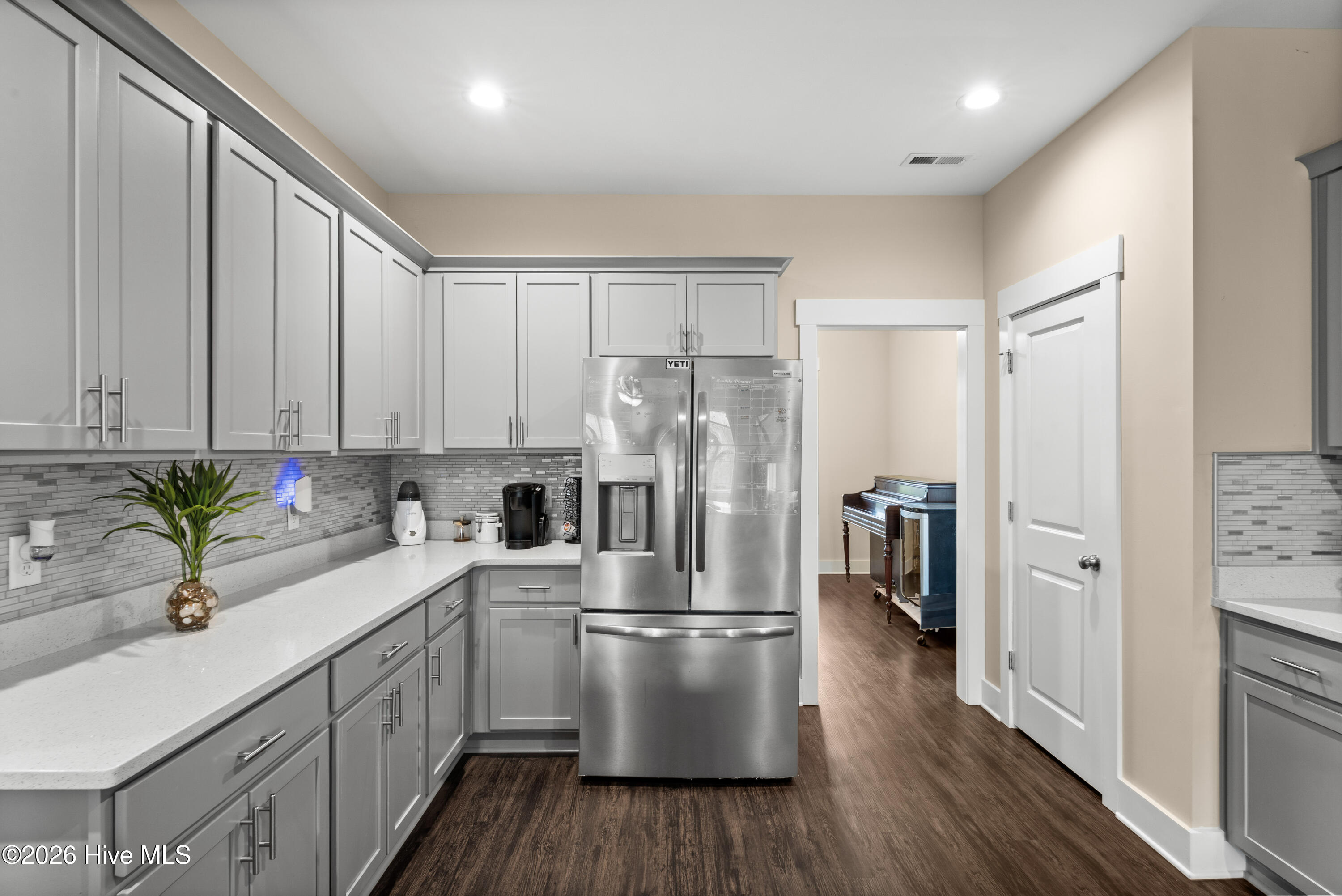 100569273 | Photo 18