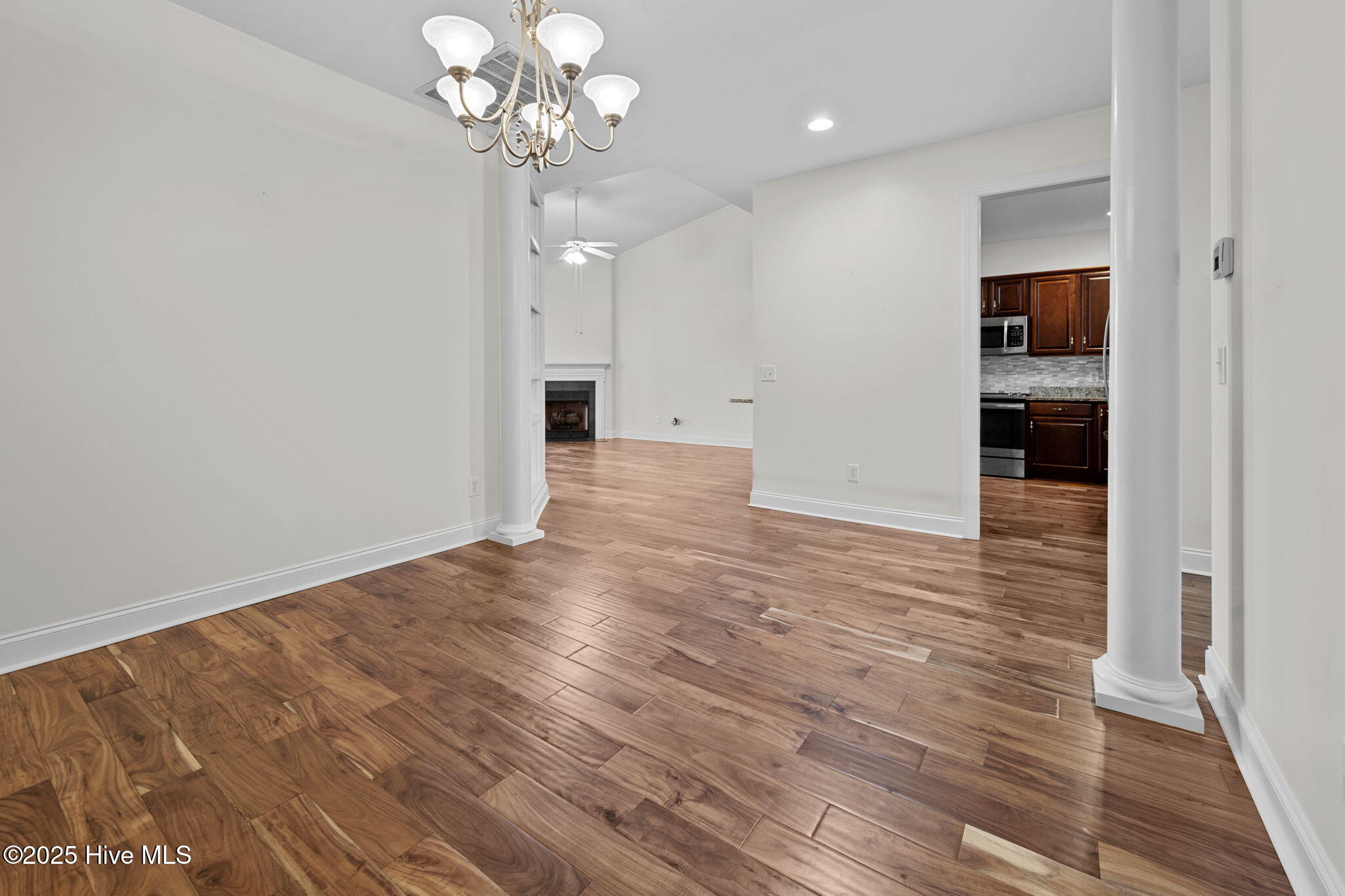 100535127 | Photo 14