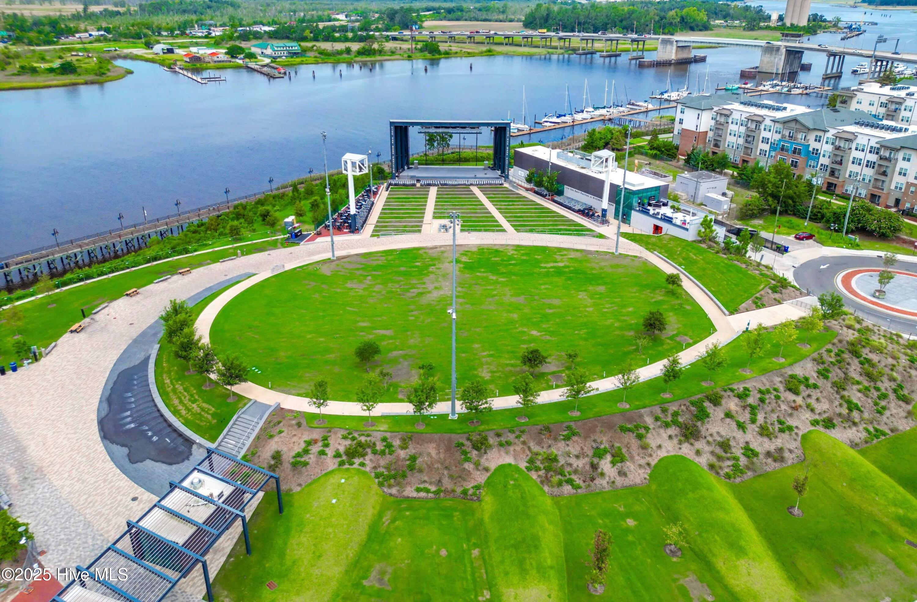 100548587 | Photo 36