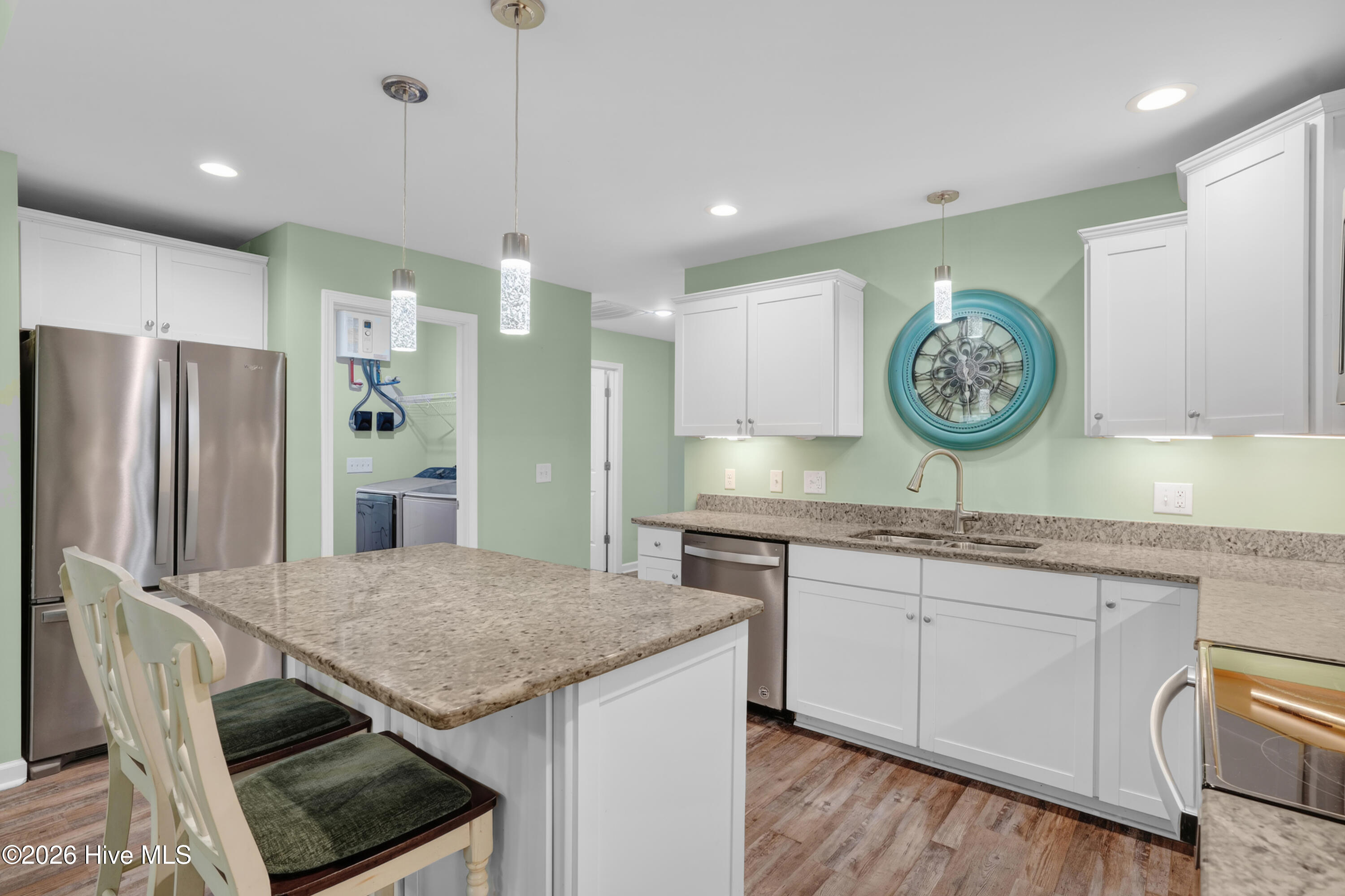 100570645 | Photo 16