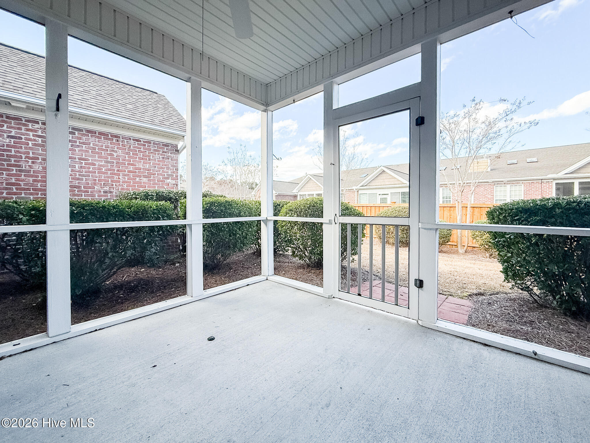 100548600 | Photo 23