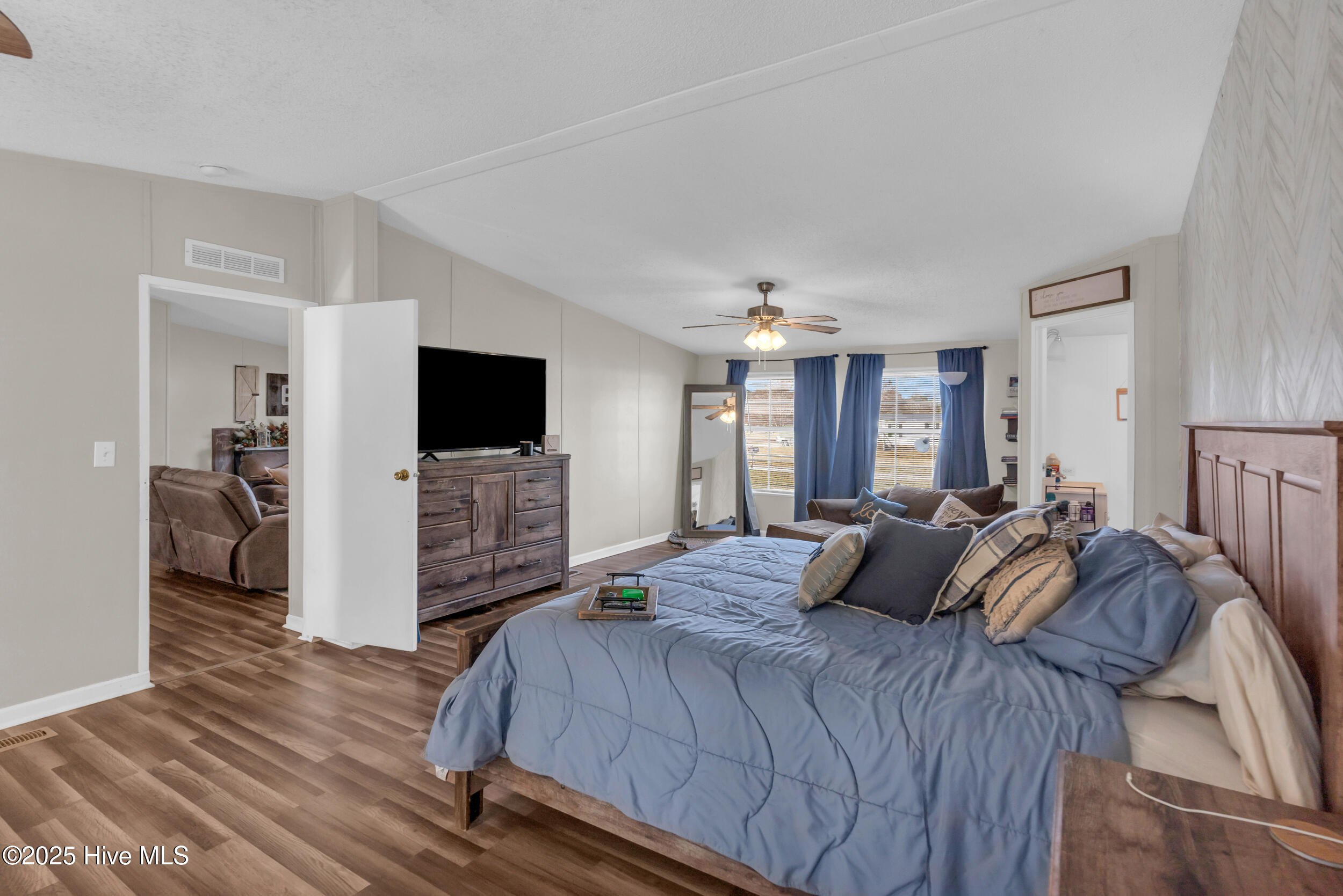 100543887 | Photo 15