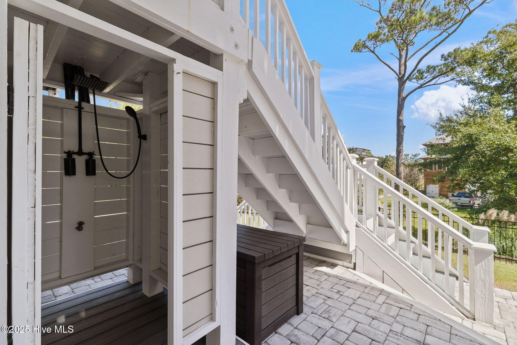 100548263 | Photo 69