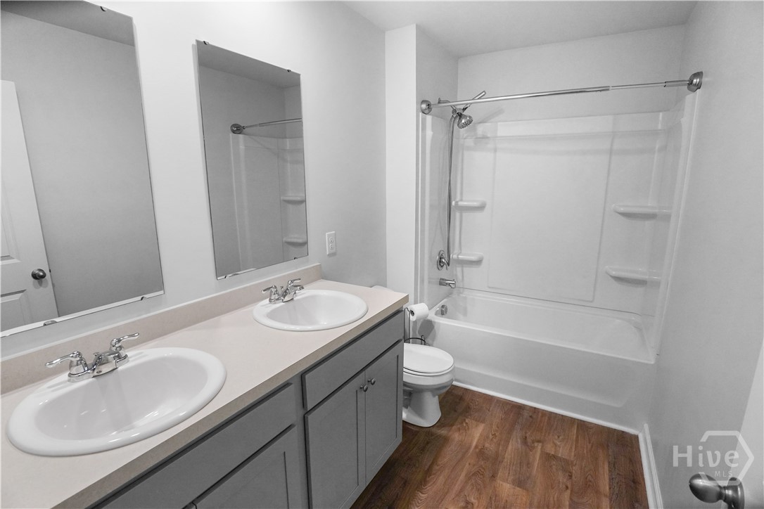 Guest Bathroom - Upstairs
