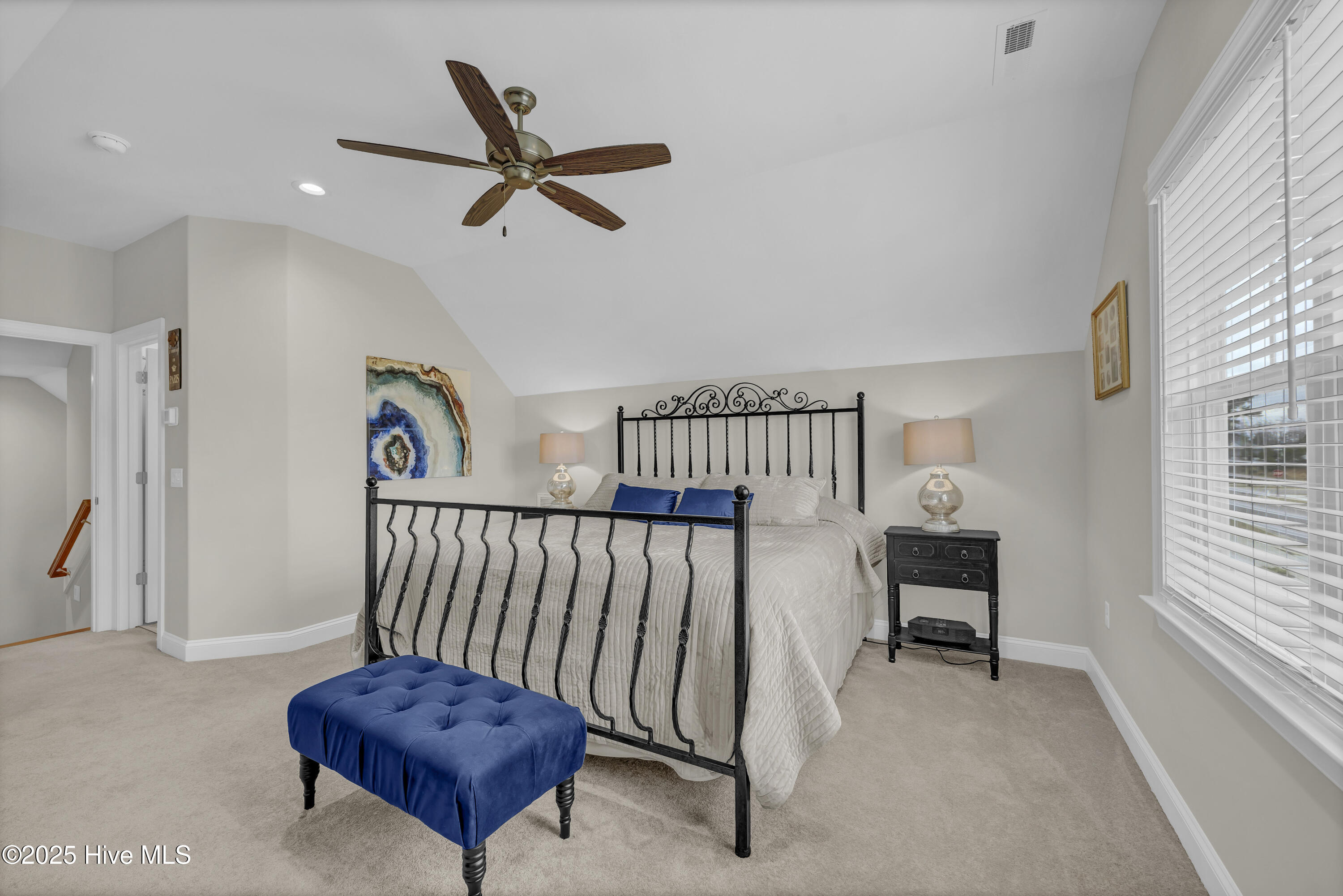 100544142 | Photo 25