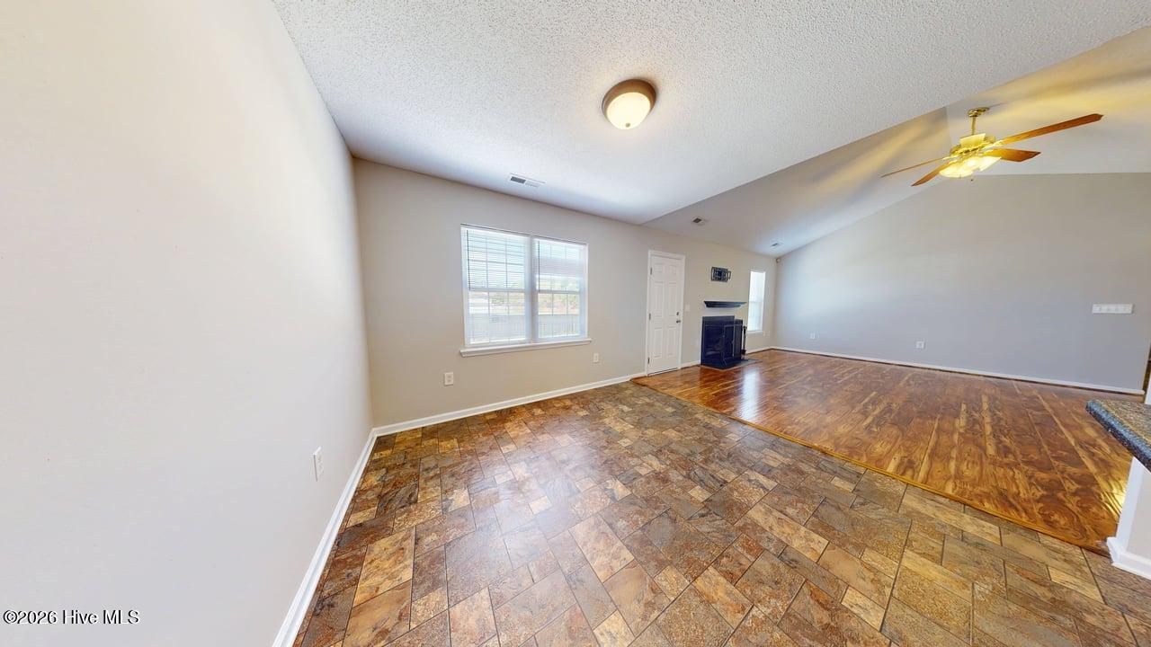 100564739 | Photo 12