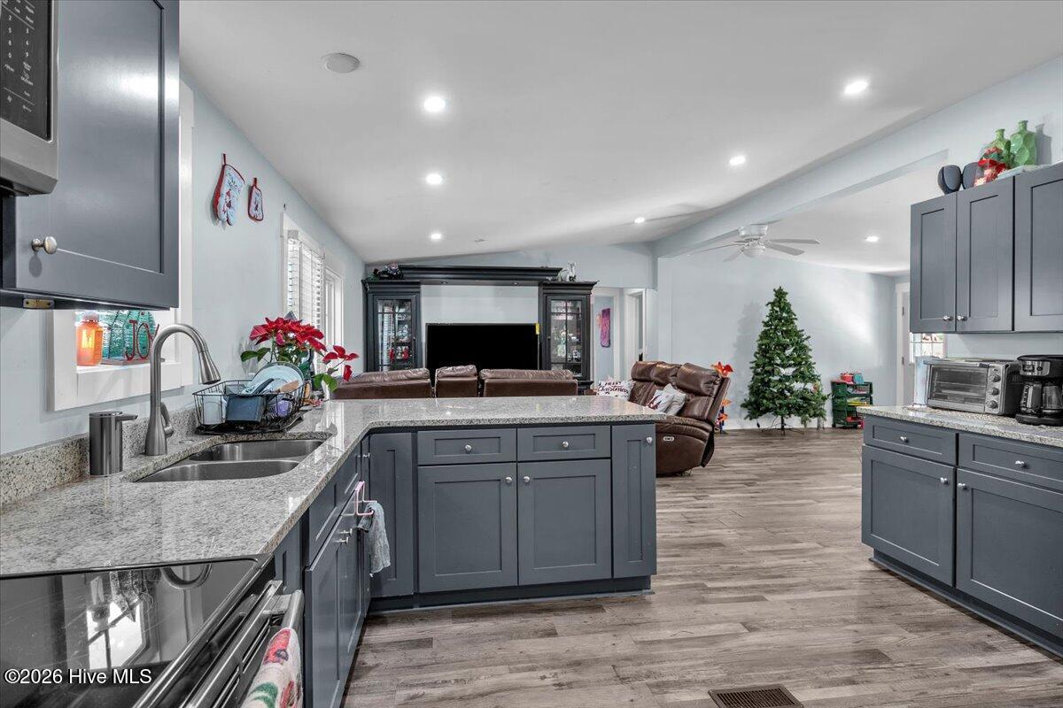 100548793 | Photo 15