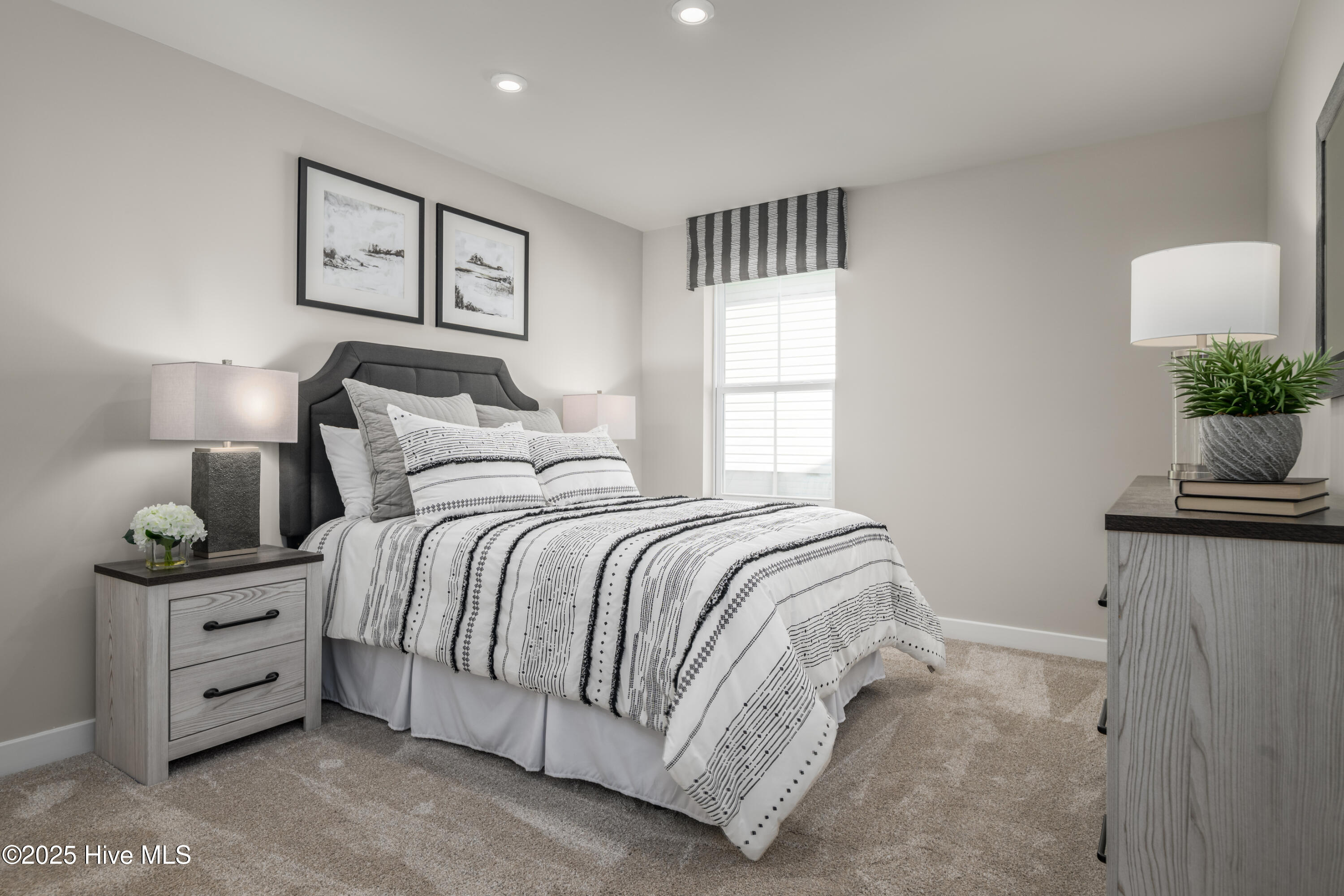 100587933 | Photo 19