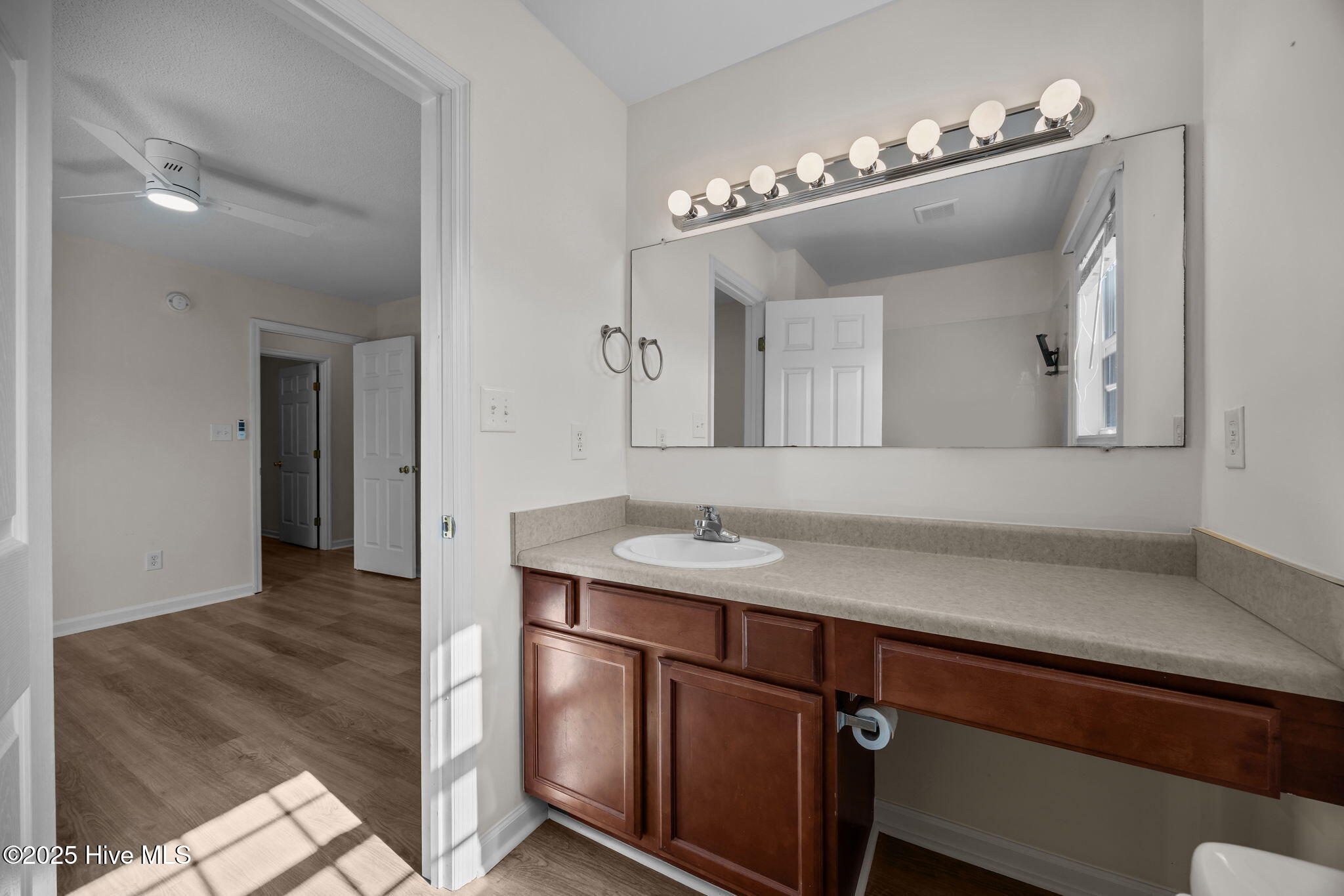 100541602 | Photo 23