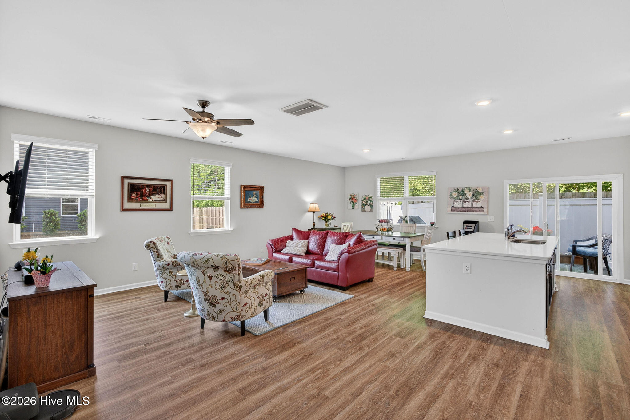 100570180 | Photo 11