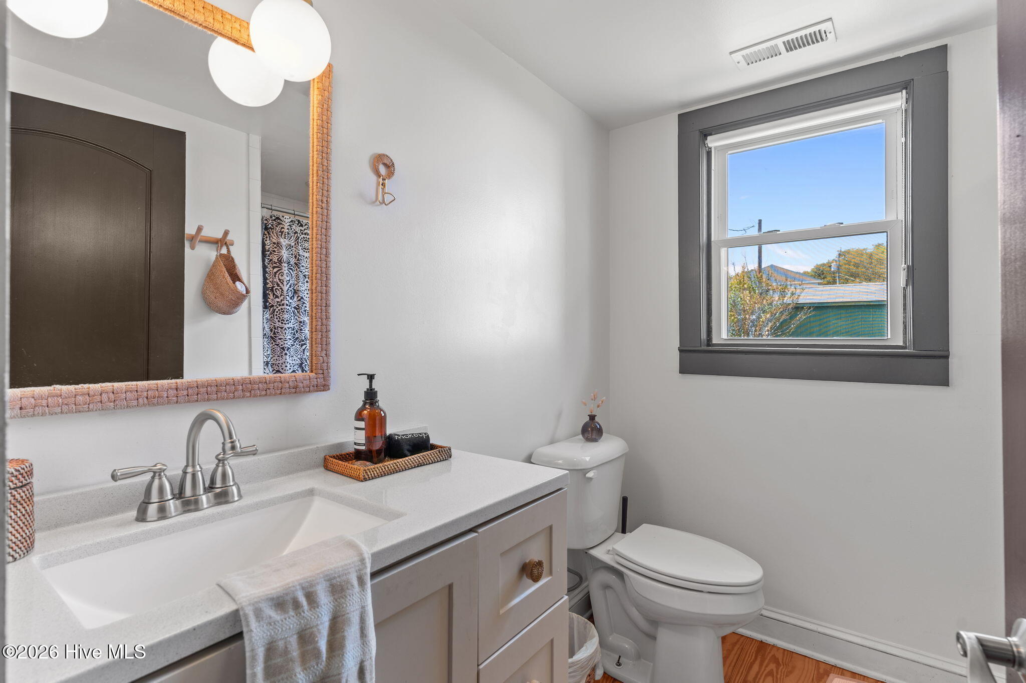 100565968 | Photo 23