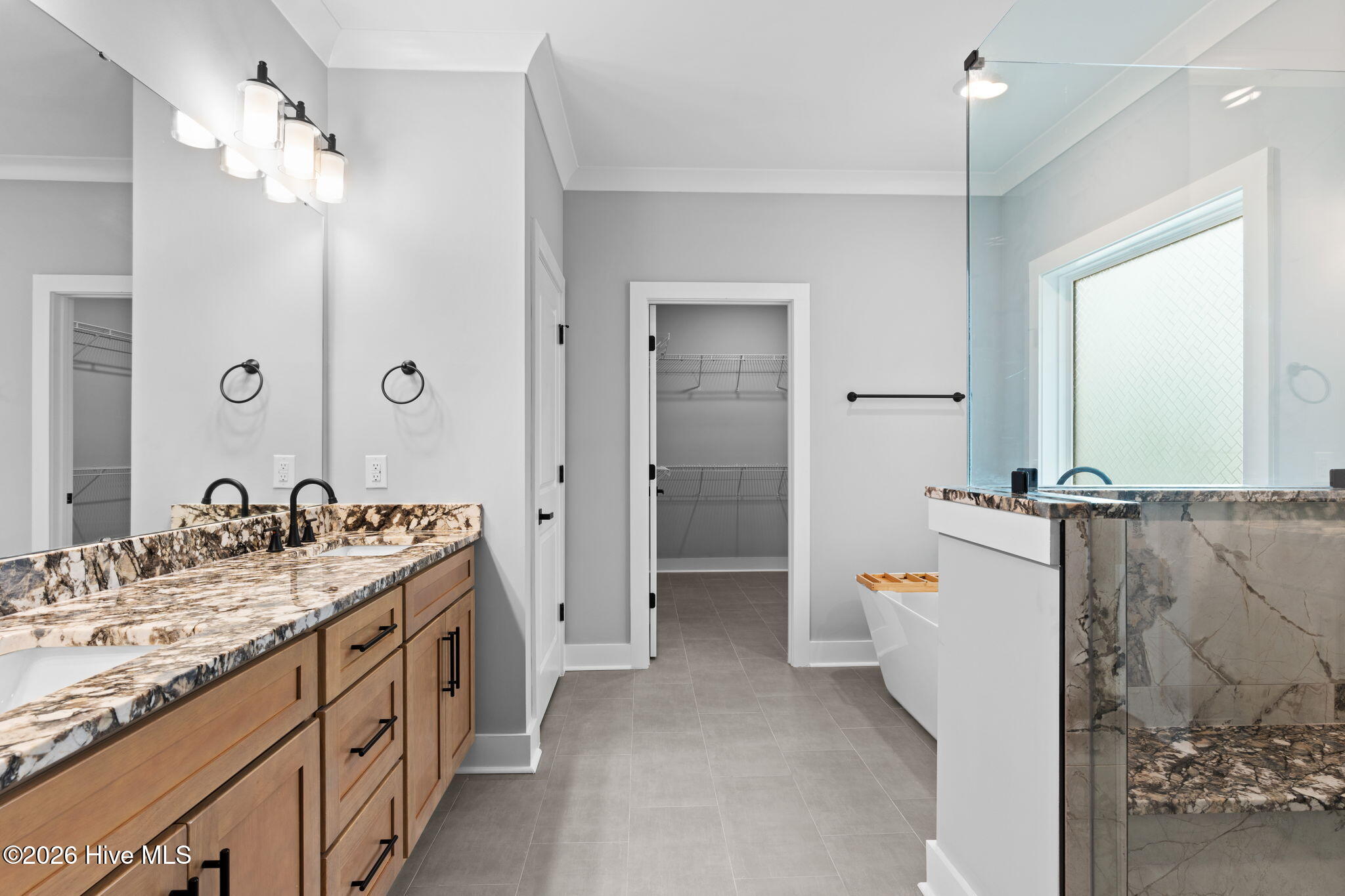 100557701 | Photo 33