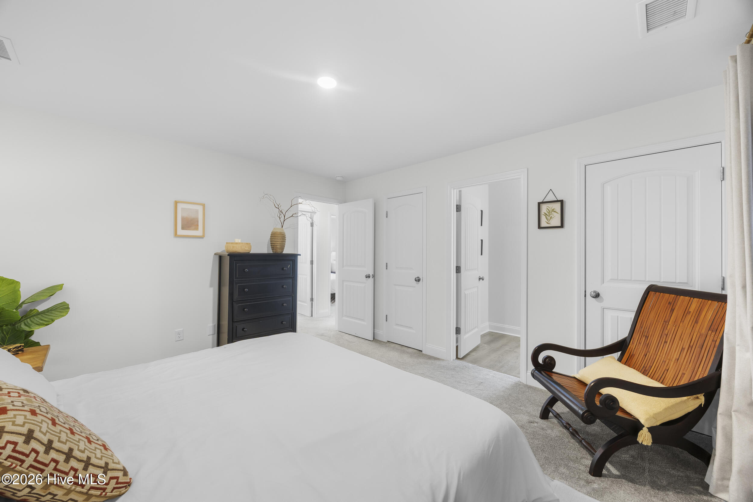 100563466 | Photo 16