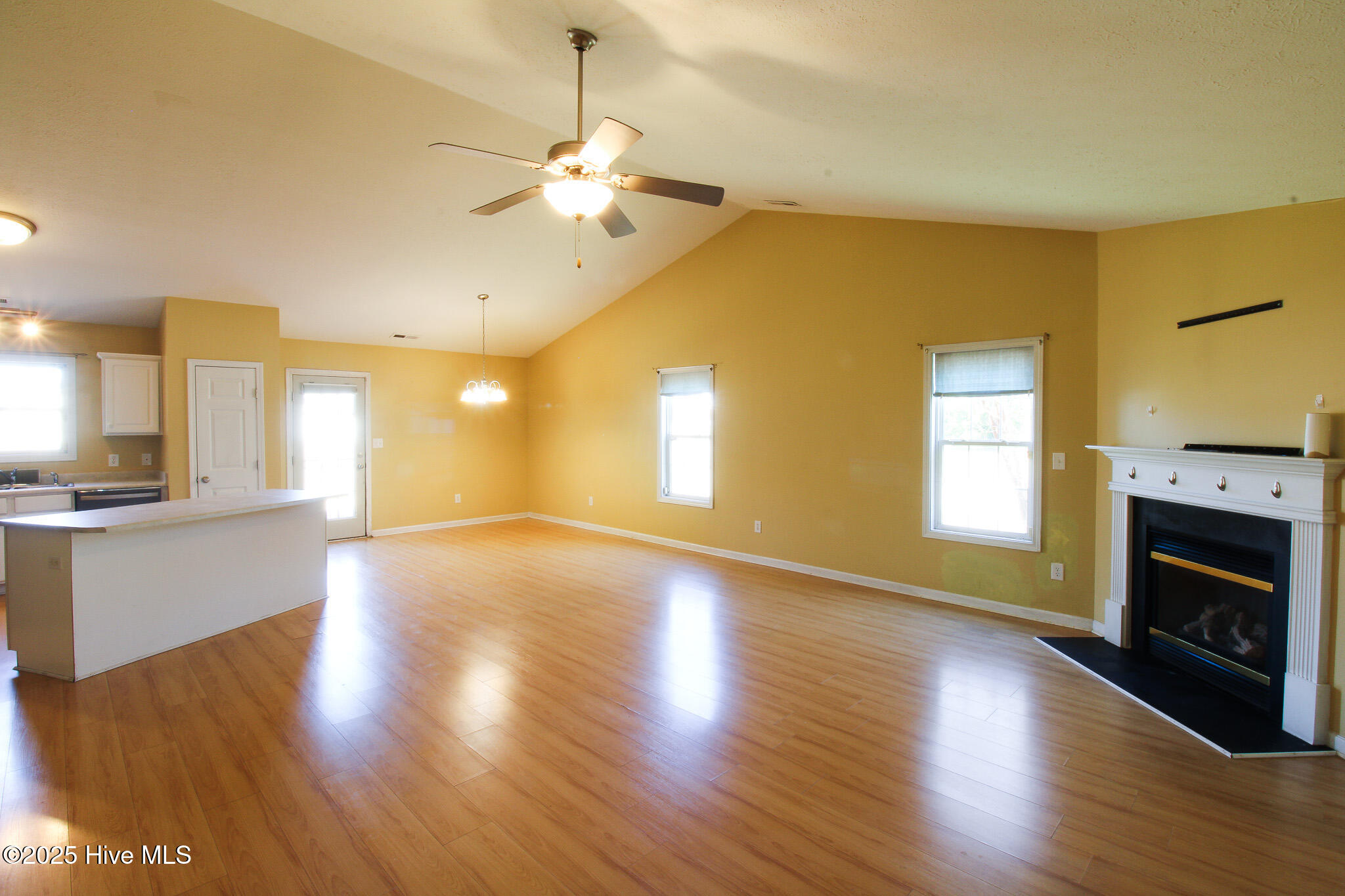 100537575 | Photo 13