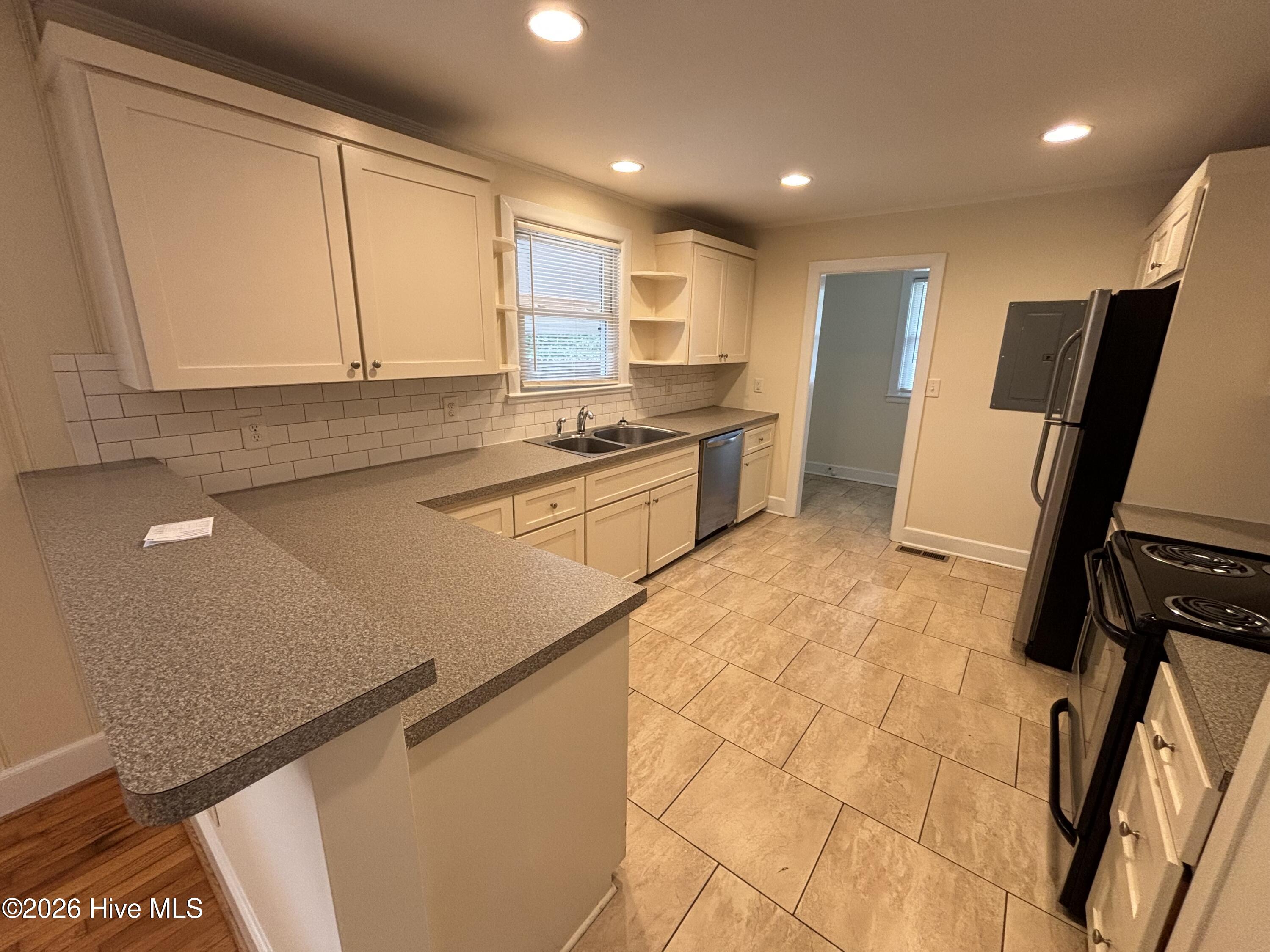 100561004 | Photo 12