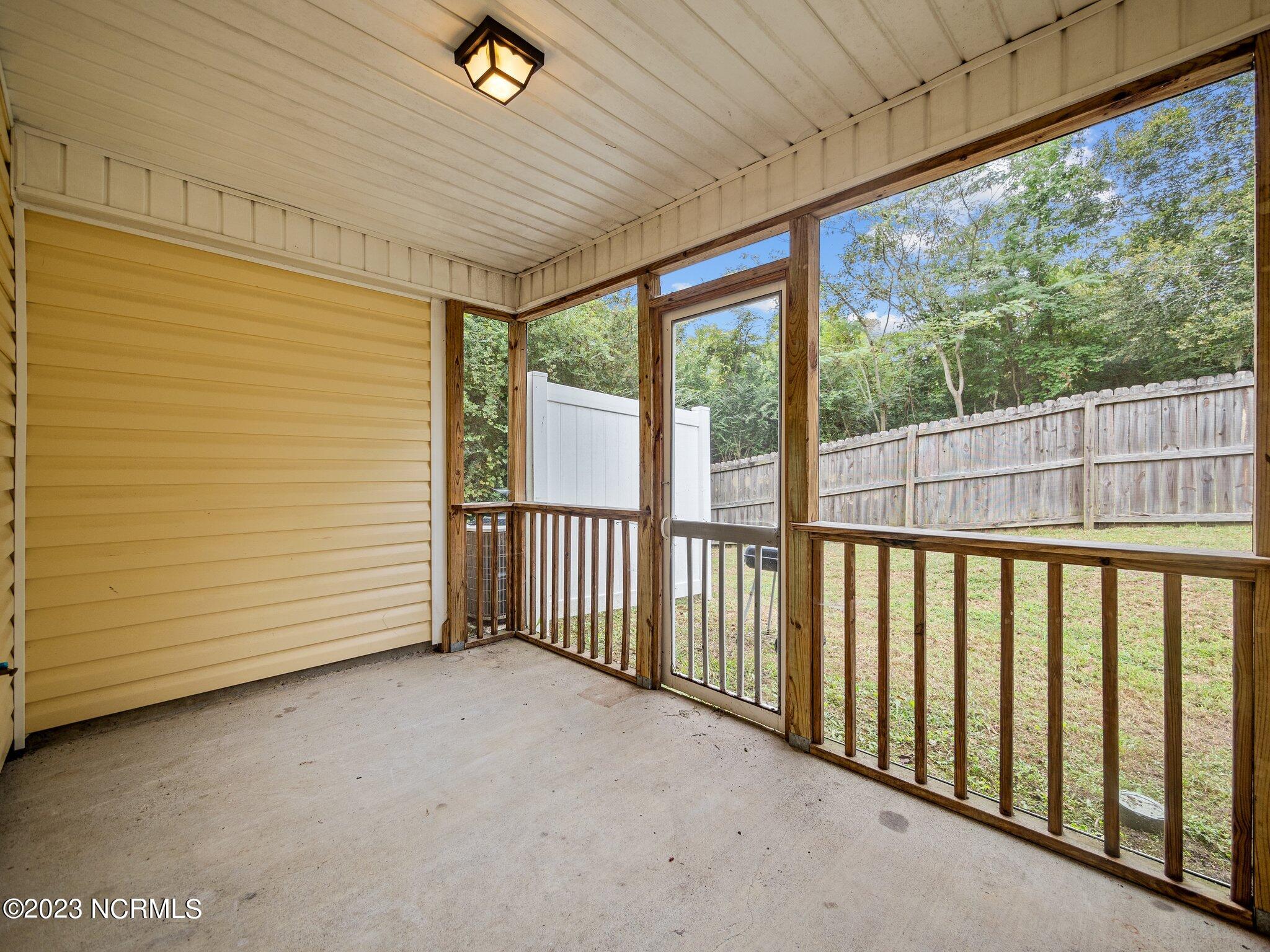 100560700 | Photo 17