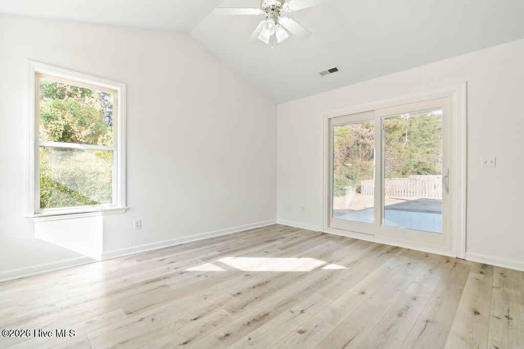 100548851 | Photo 21