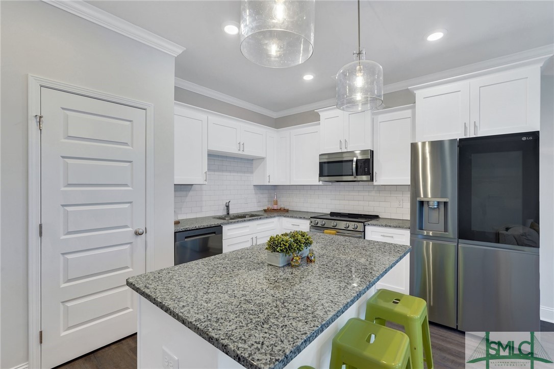 Photo is of another unit and does not represent the design selections in all units.