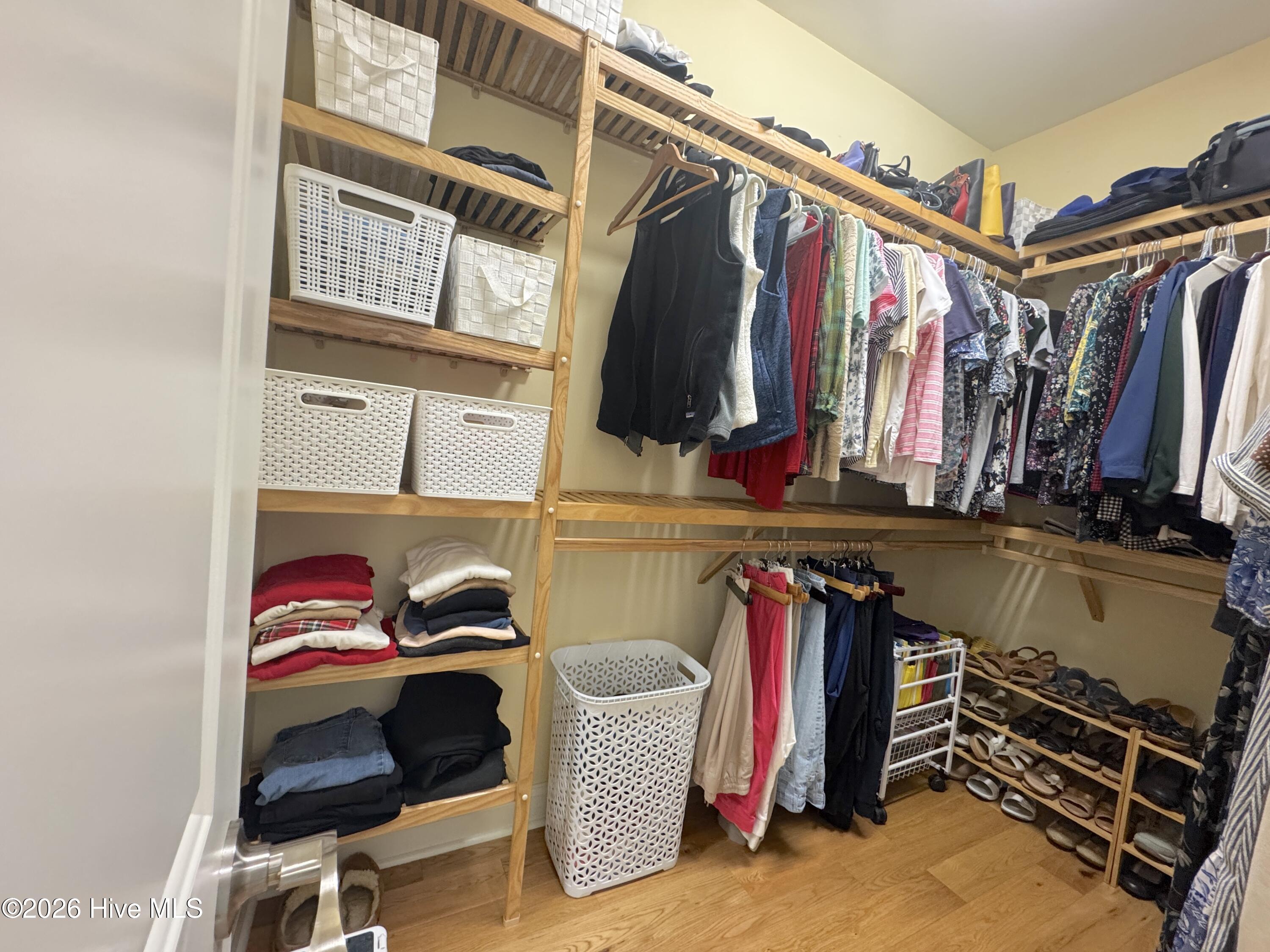 100564015 | Photo 23