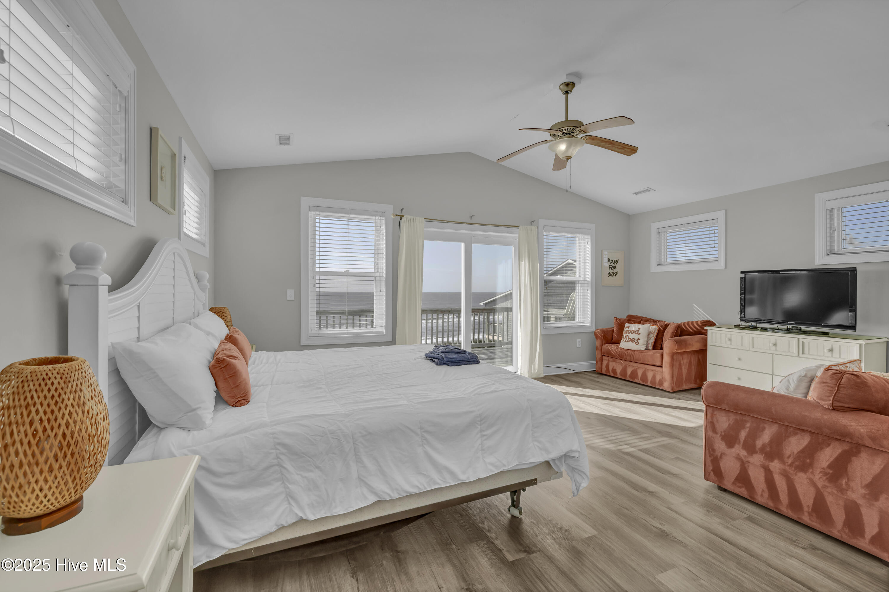 100535806 | Photo 23