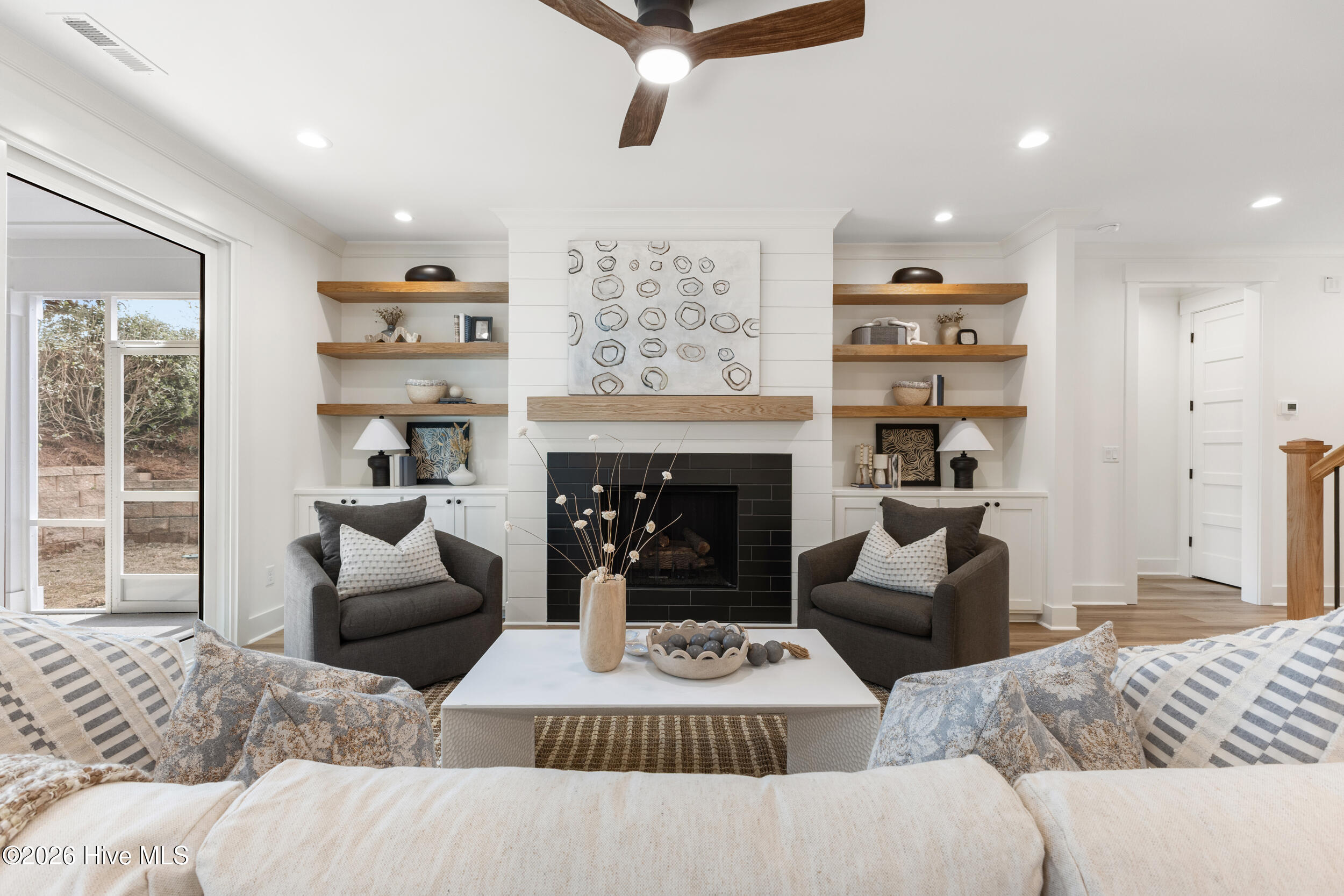 100561477 | Photo 11