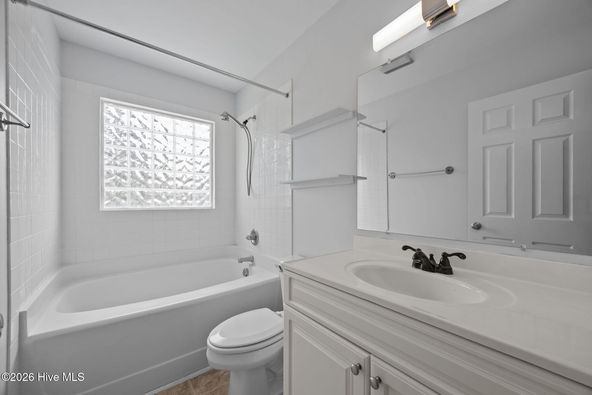 100565984 | Photo 24