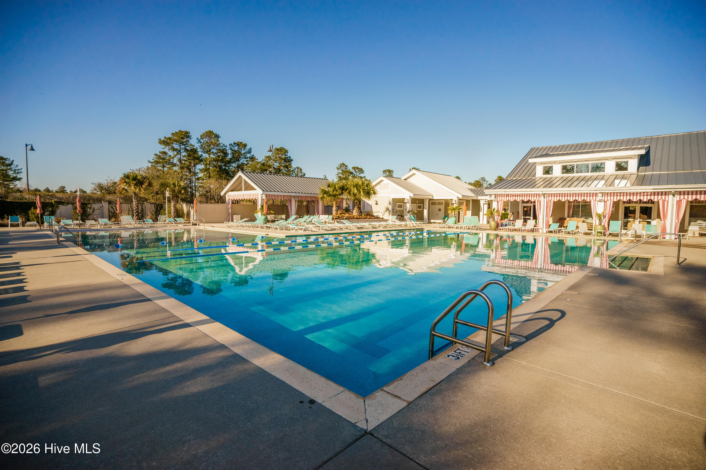 100564282 | Photo 56