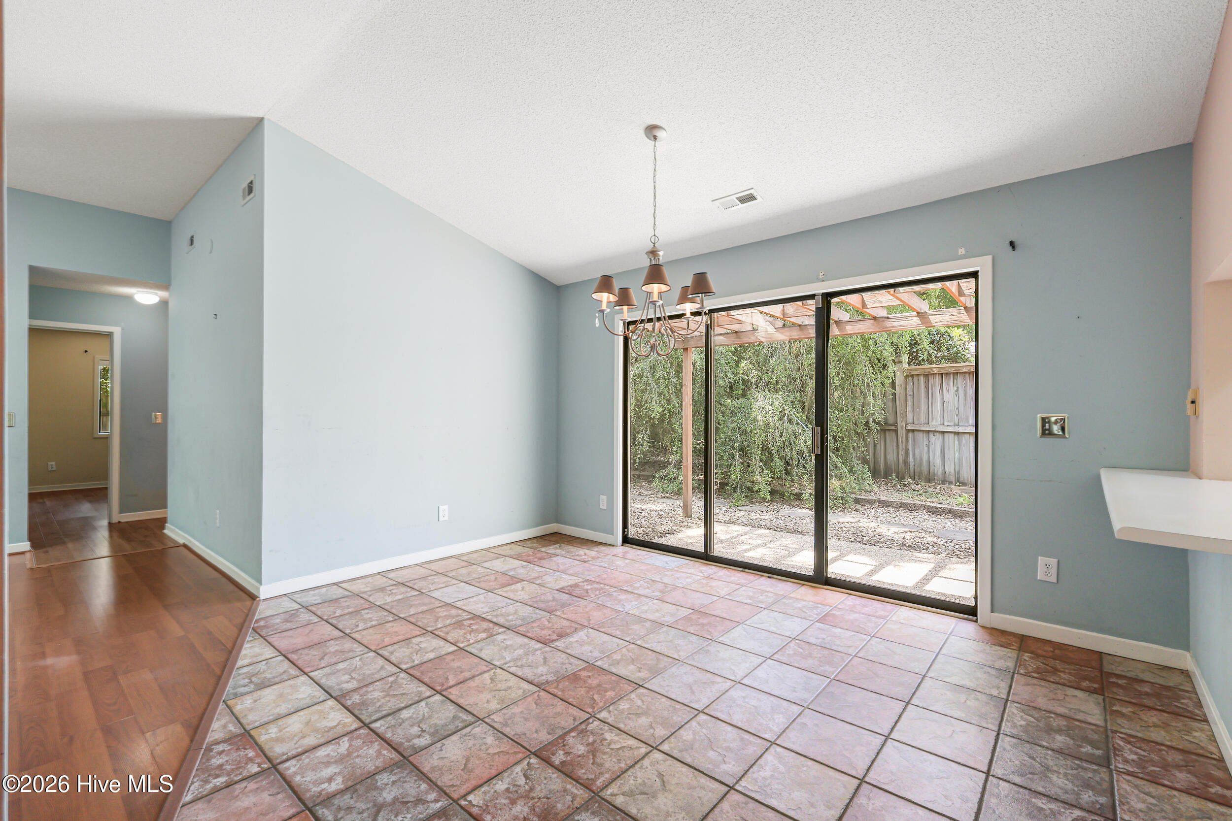 100569768 | Photo 22