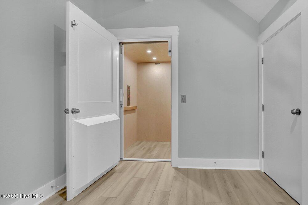 100552100 | Photo 23