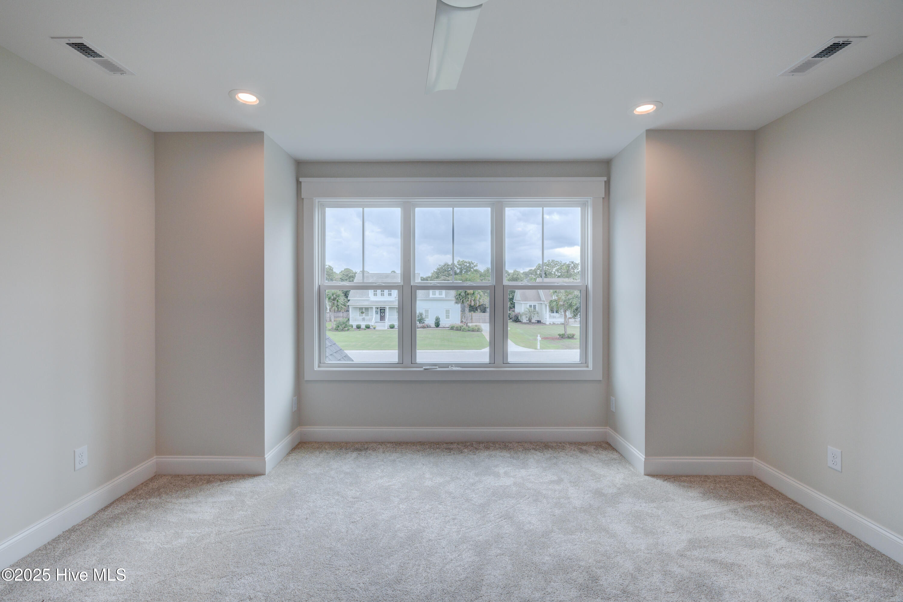 100526920 | Photo 25