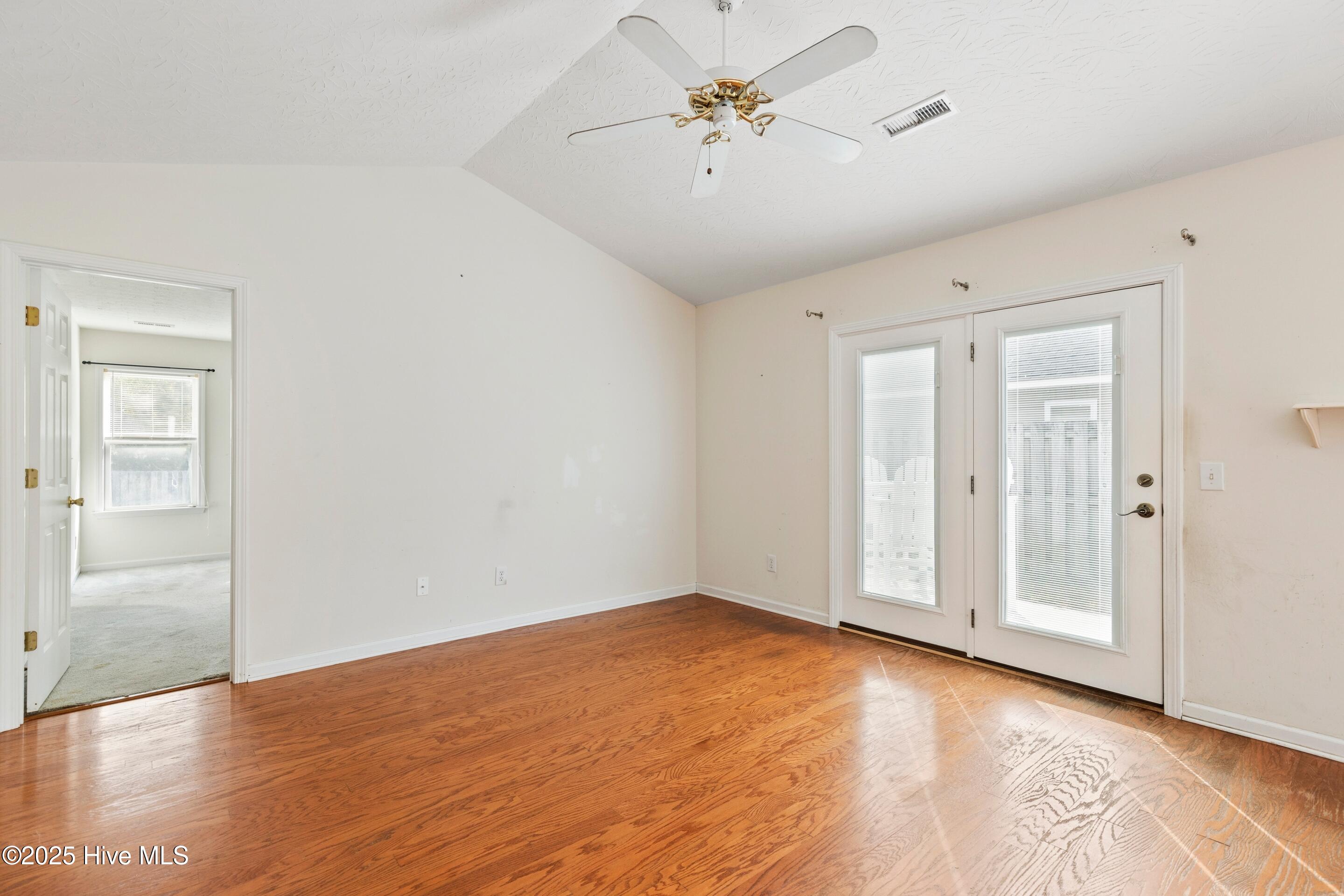 100539007 | Photo 10