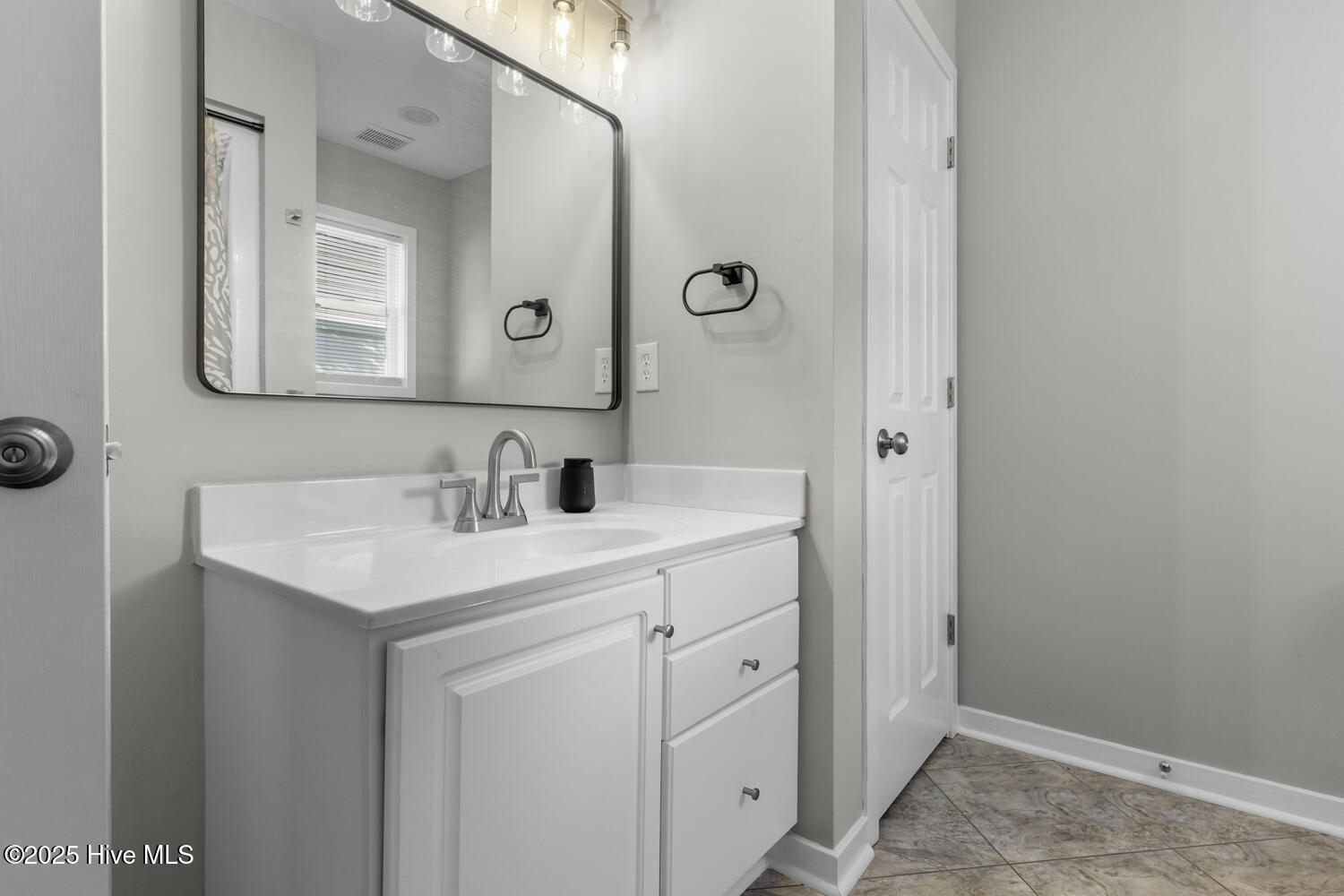 100535668 | Photo 33