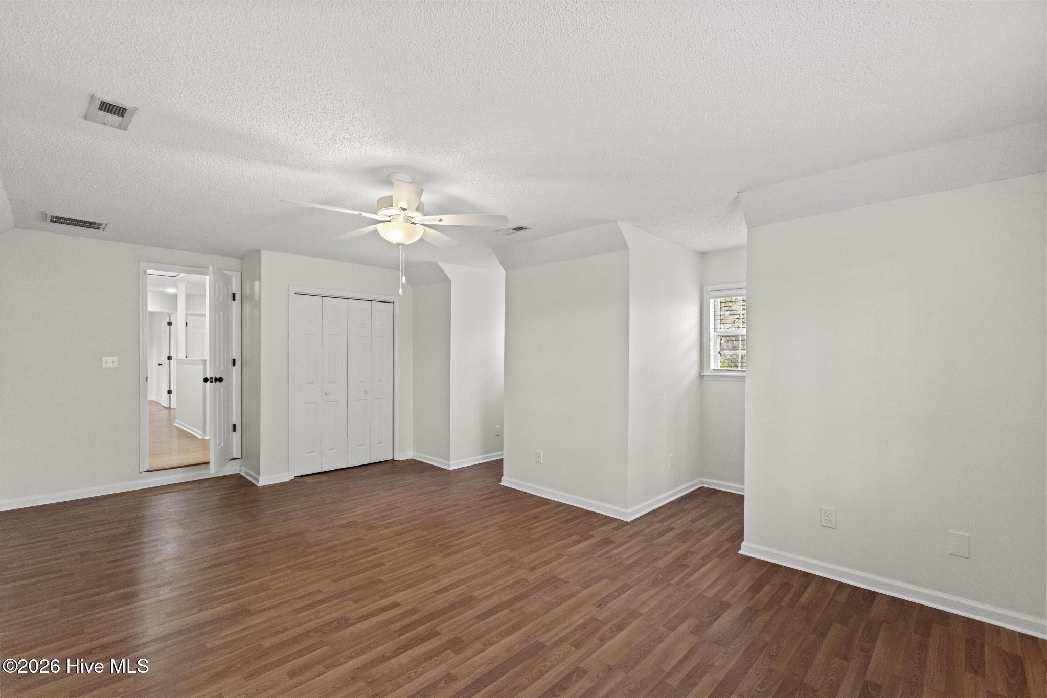 100548531 | Photo 35