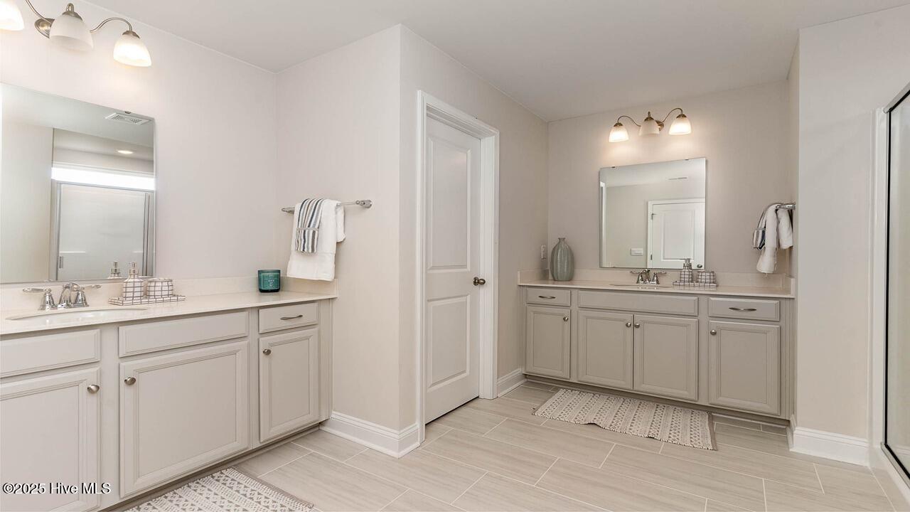 100560949 | Photo 25