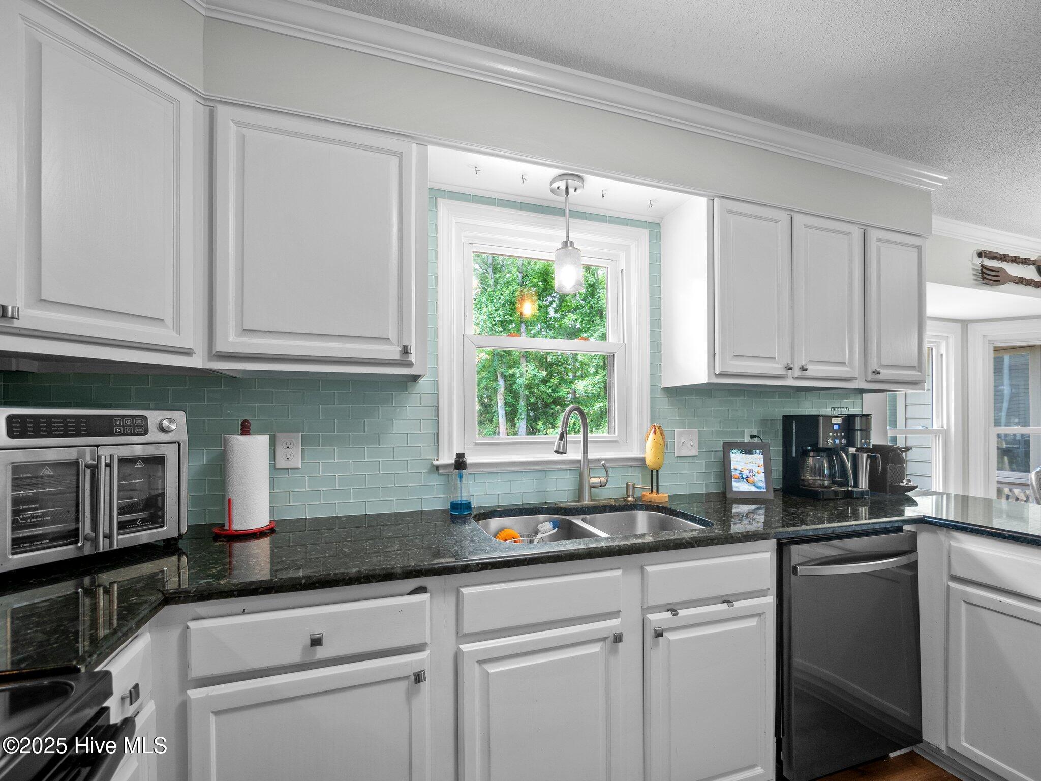 100569850 | Photo 28