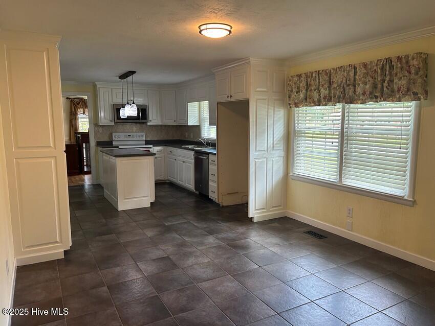 Homes for sale in Clinton, NC | 111 Colonial Dr, Clinton, NC 28328 | MLS# 100525066