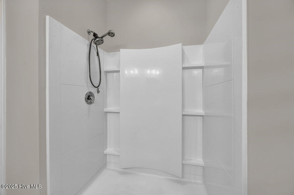 100520096 | Photo 18